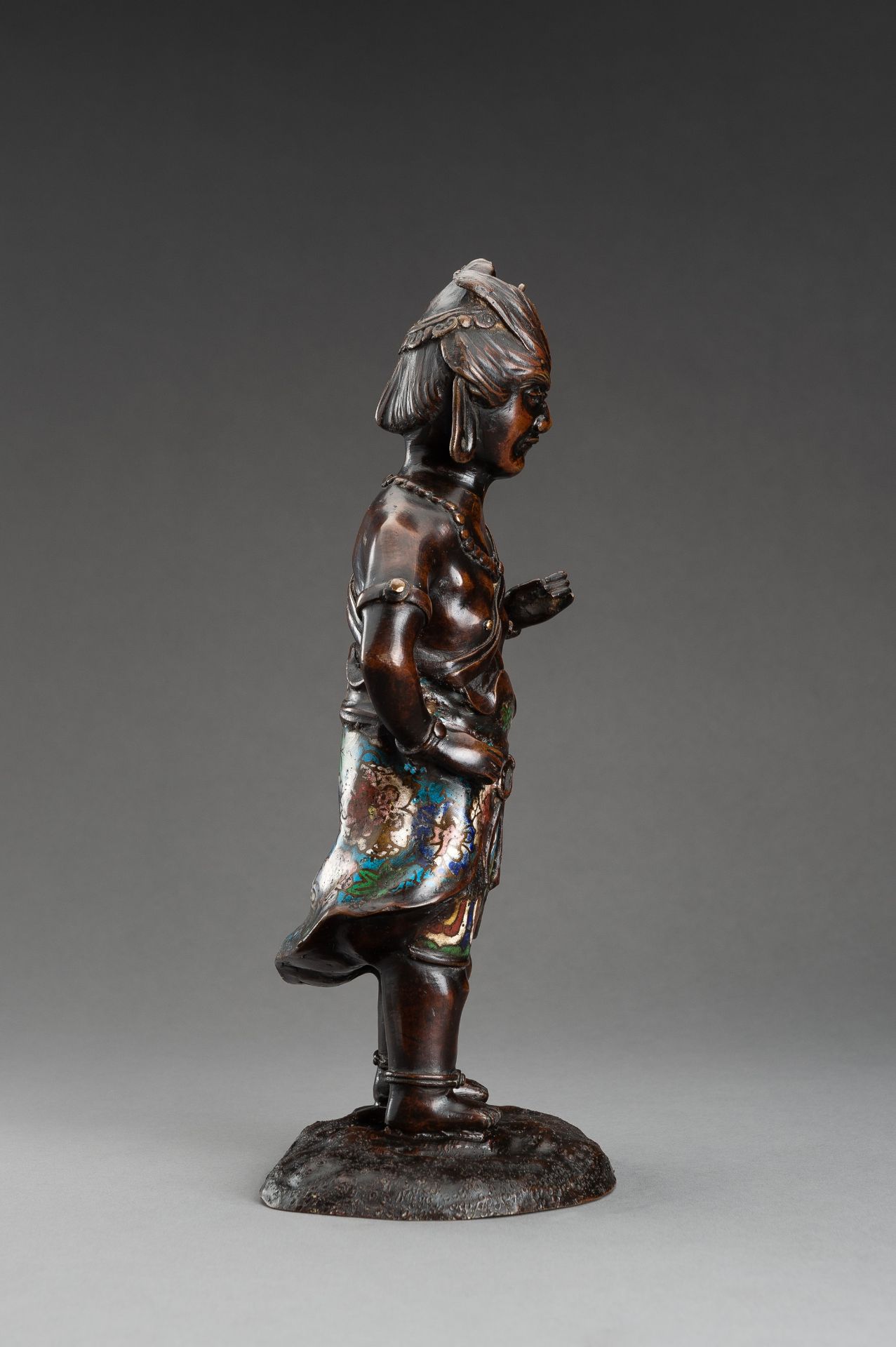 A CHAMPLEVE BRONZE FIGURE OF A GUARDIAN, c. 1920s - Bild 5 aus 9