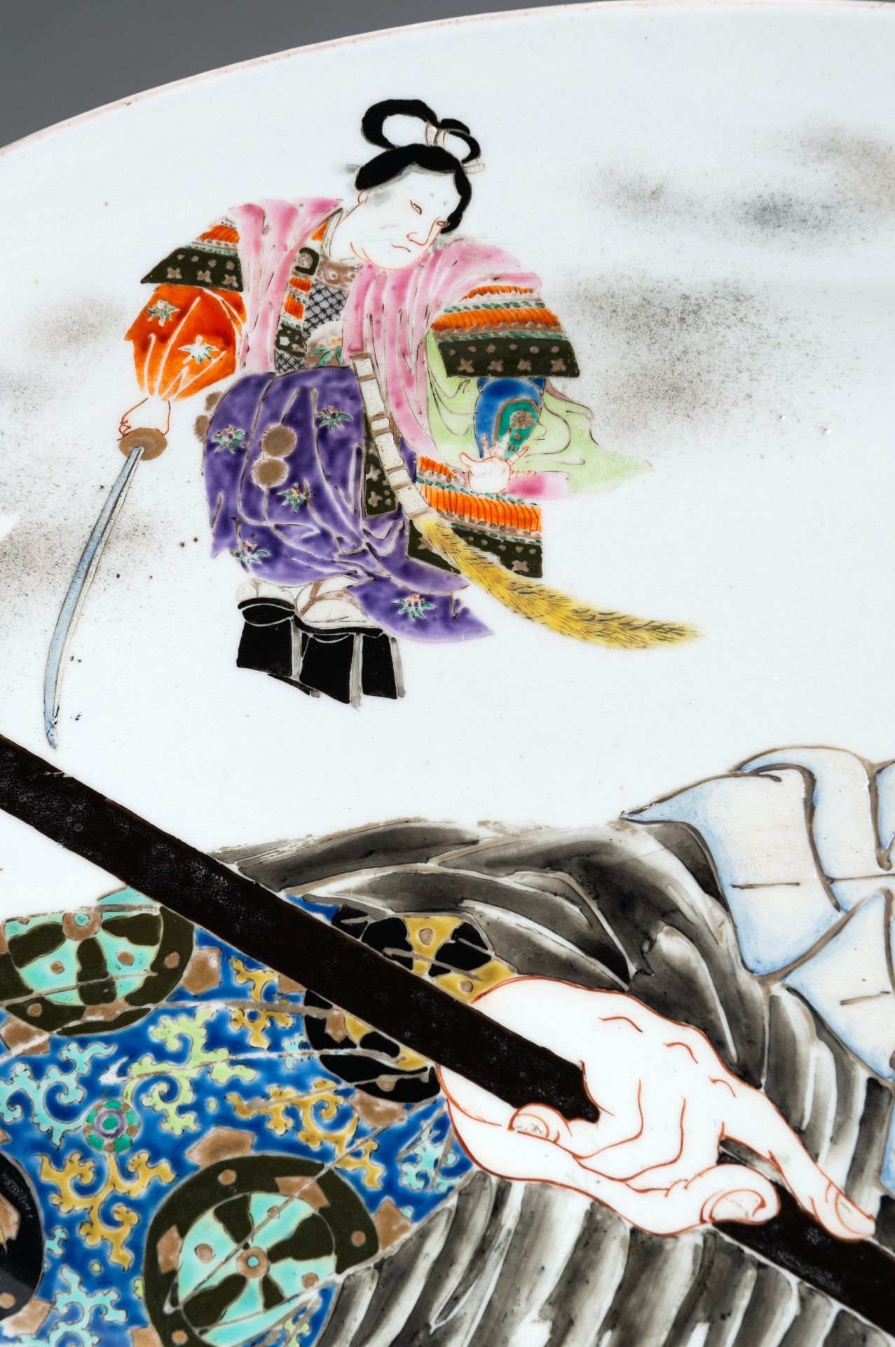A LARGE PORCELAIN PLATE WITH BENKEI AND USHIWAKAMARU, MEIJI PERIOD - Image 2 of 9