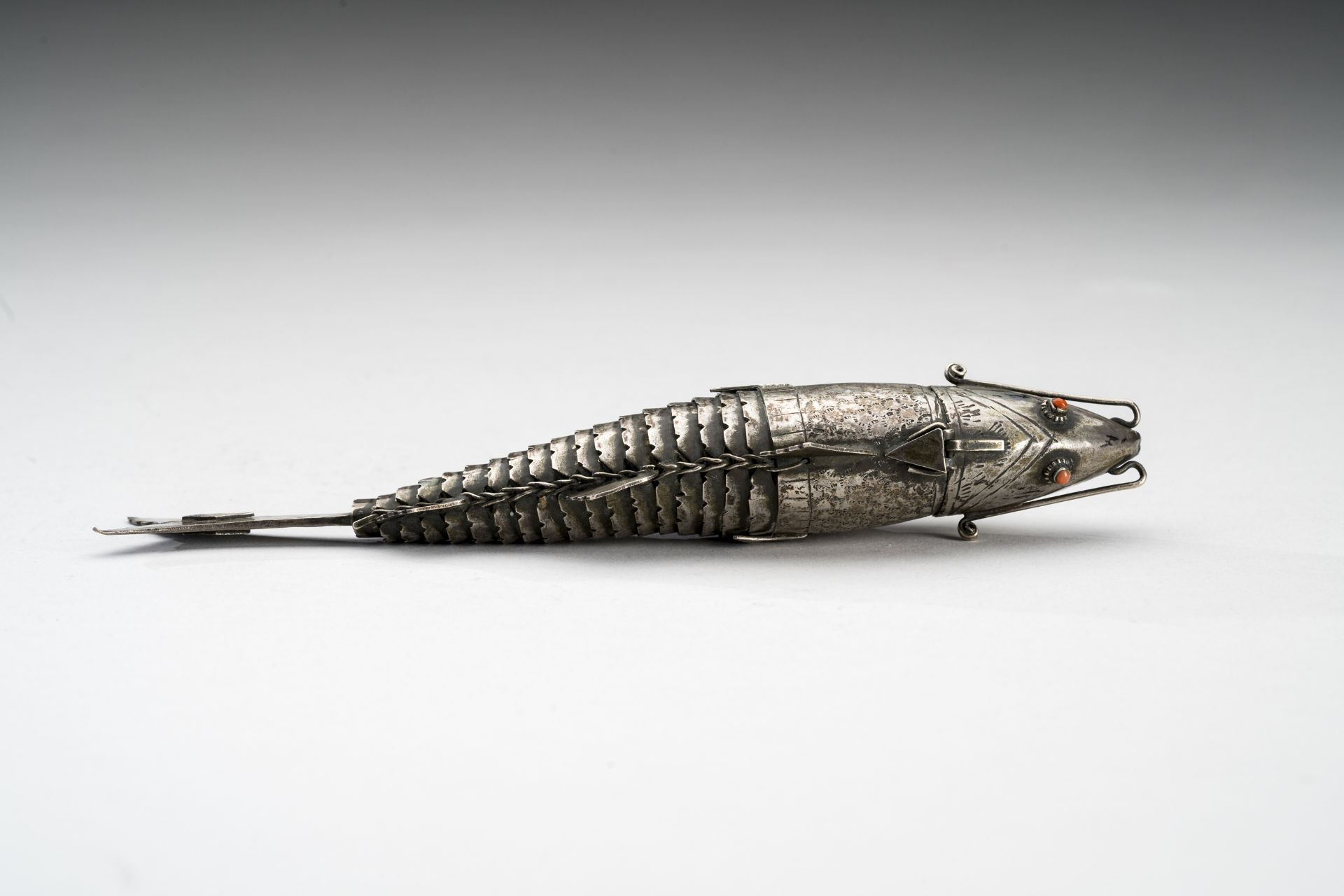 AN ARTICULATED SILVER FISH, c. 1900s - Bild 6 aus 9