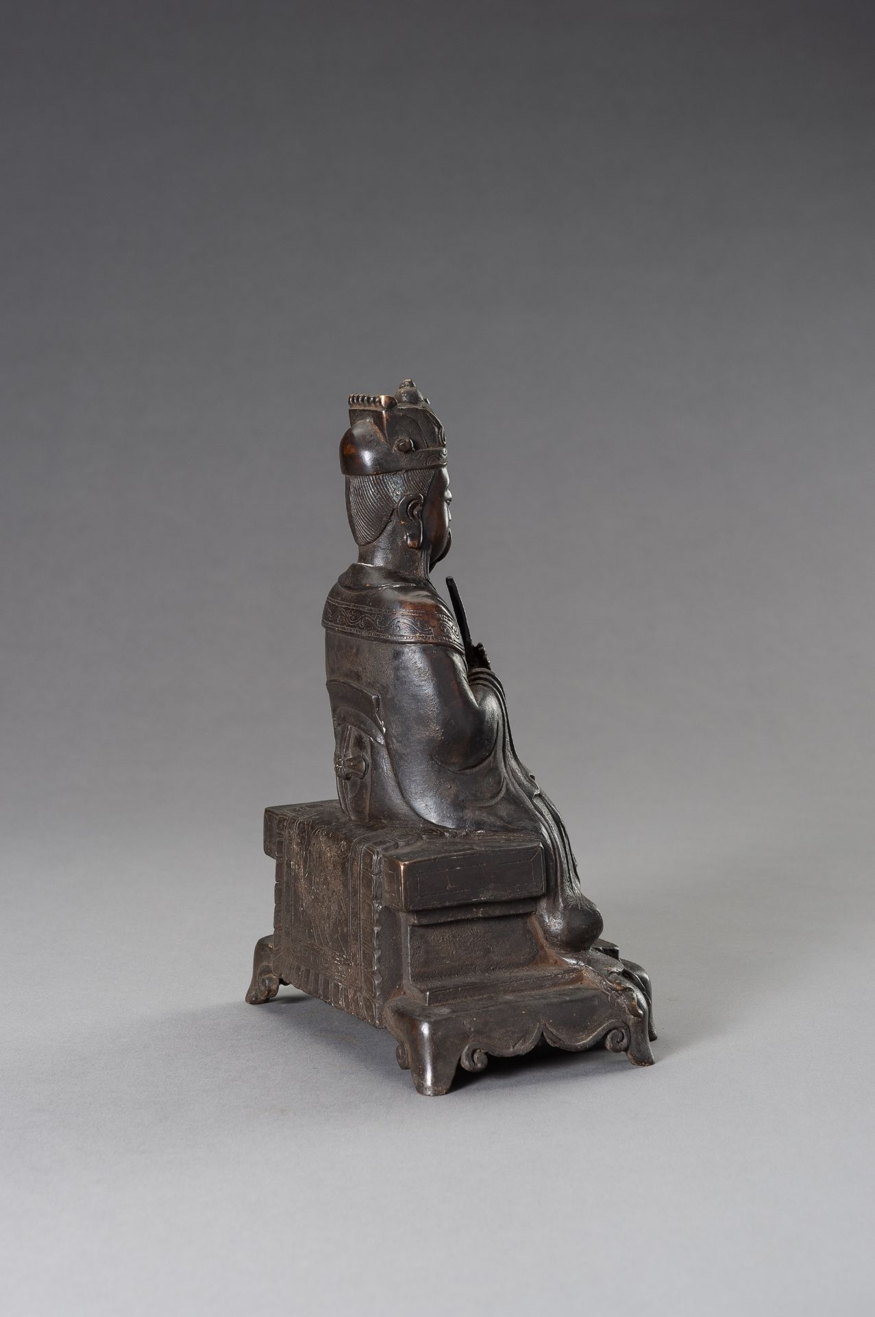 A MING-STYLE BRONZE FIGURE OF A DIGNITARY - Image 7 of 9