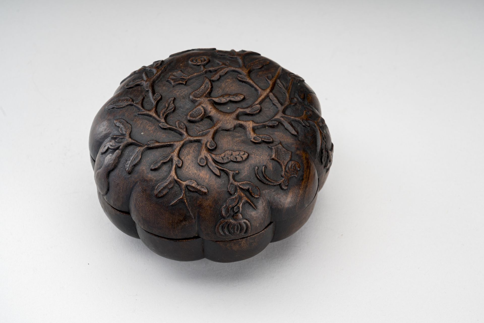 A MELON-SHAPED CARVED WOODEN BOX, QING - Image 5 of 8