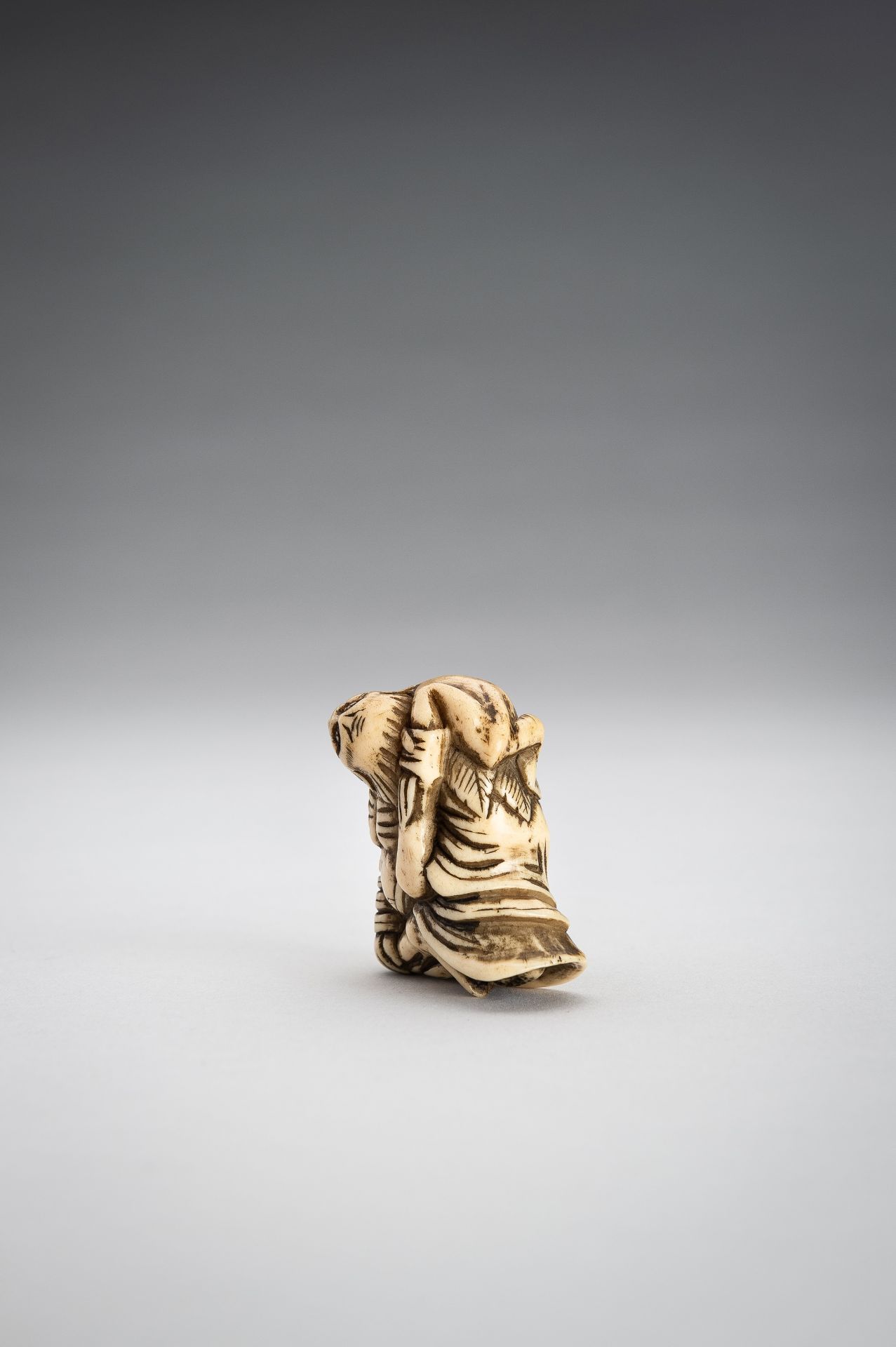 A STAG ANTLER NETSUKE OF GAMA SENNIN - Image 6 of 9