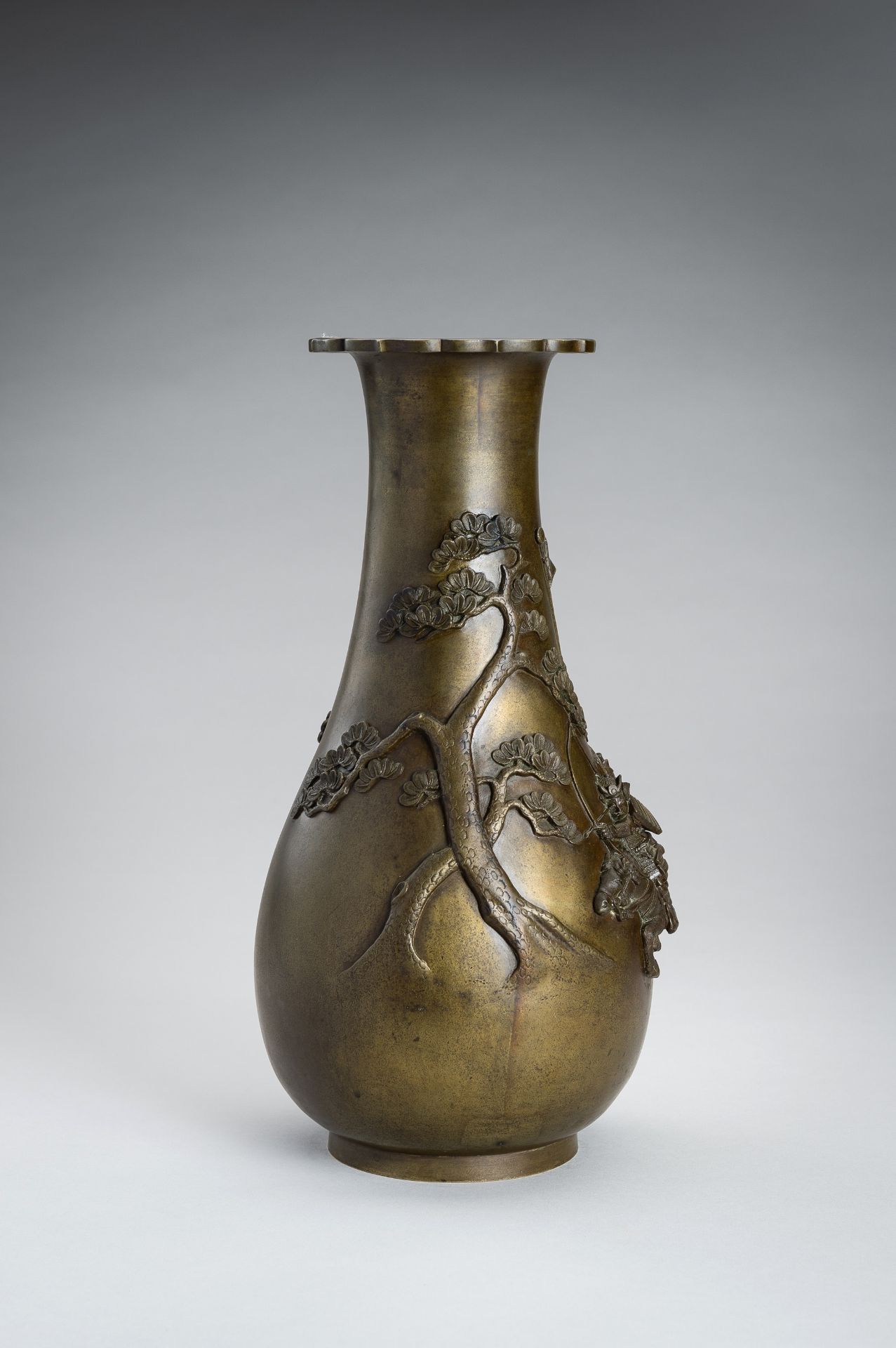 A BRONZE VASE DEPICTING TWO SAMURAI ON HORSEBACK, MEIJI PERIOD - Image 9 of 15