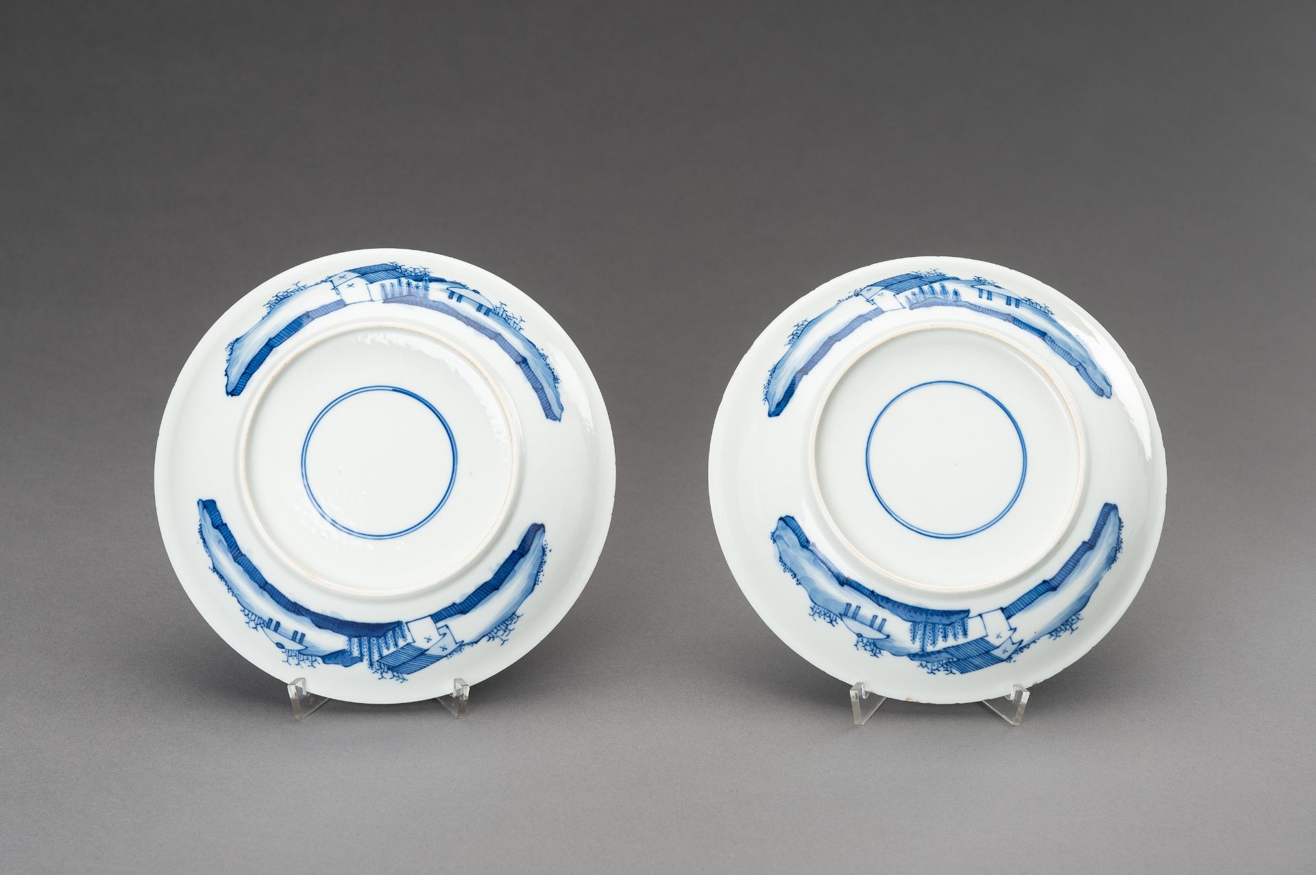 A PAIR OF BLUE AND WHITE 'PALACE GARDEN' PORCELAIN DISHES, QING - Image 10 of 10