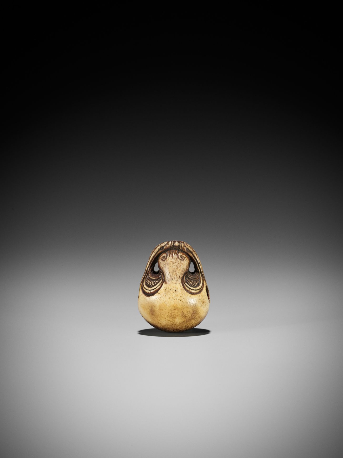 A RARE STAG ANTLER NETSUKE OF A DRAGON AND LOTUS MOKUGYO - Image 4 of 7