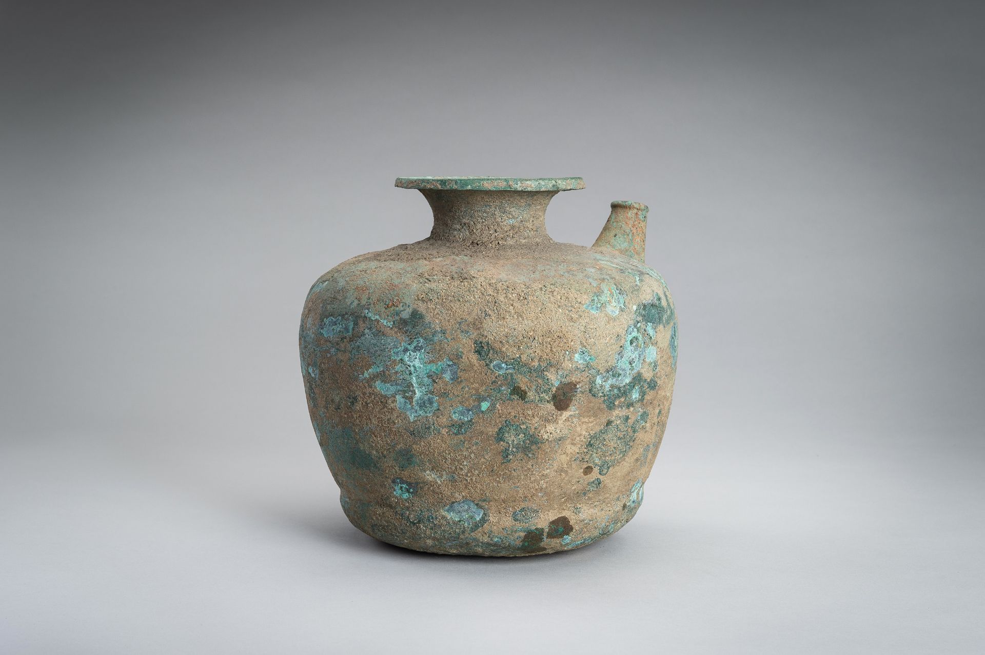 A HAN STYLE BRONZE POURING VESSEL - Bild 8 aus 14