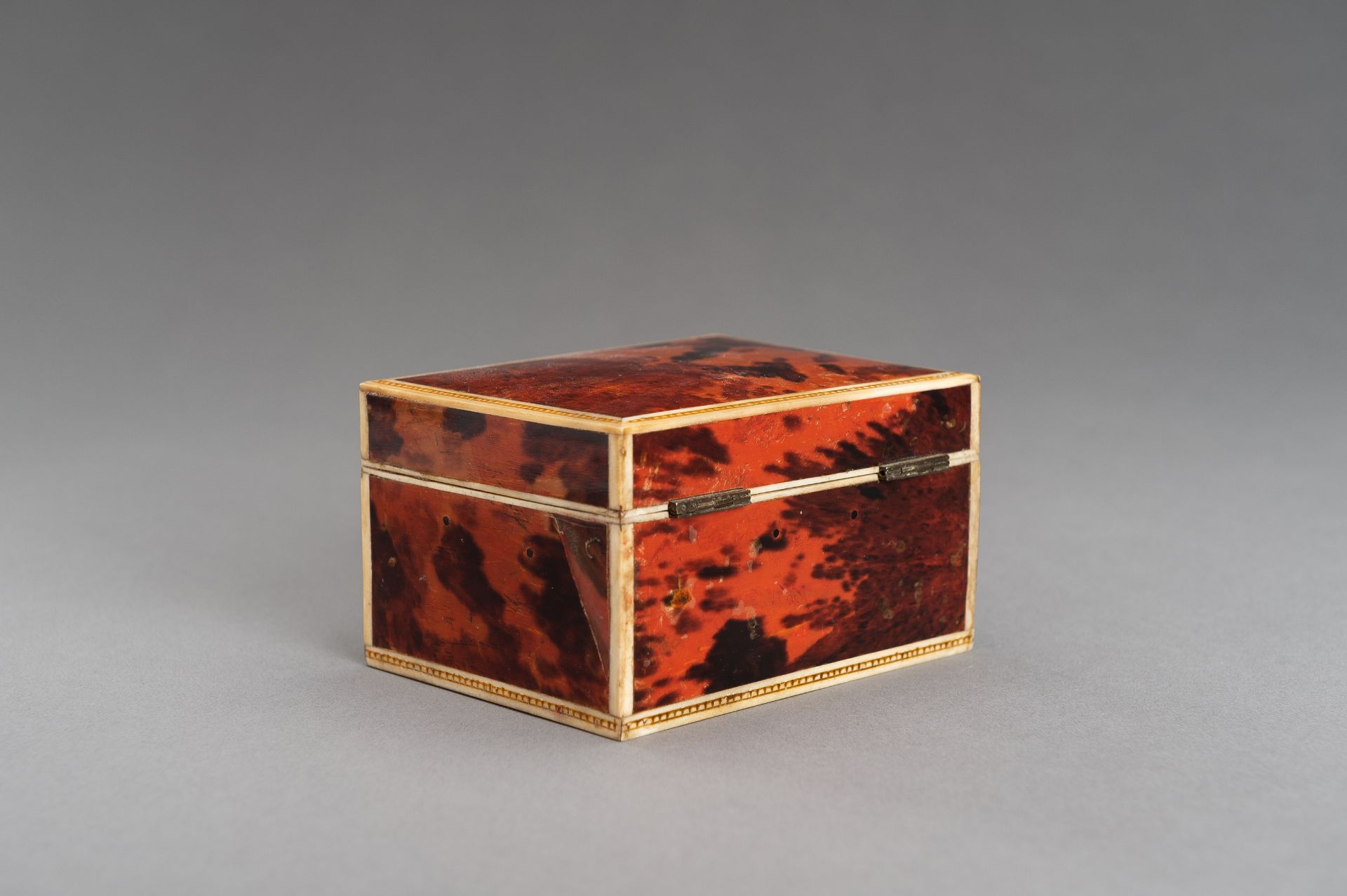 A WOOD LINED BONE 'TORTOISE SHELL' TOBACCO BOX - Image 7 of 13