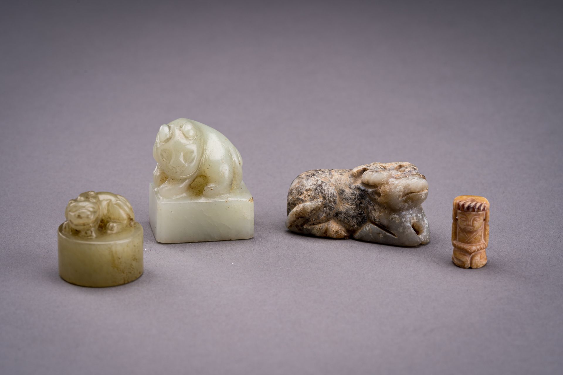 A LOT WITH FOUR SMALL JADE & HARDSTONE OBJECTS - Image 8 of 15