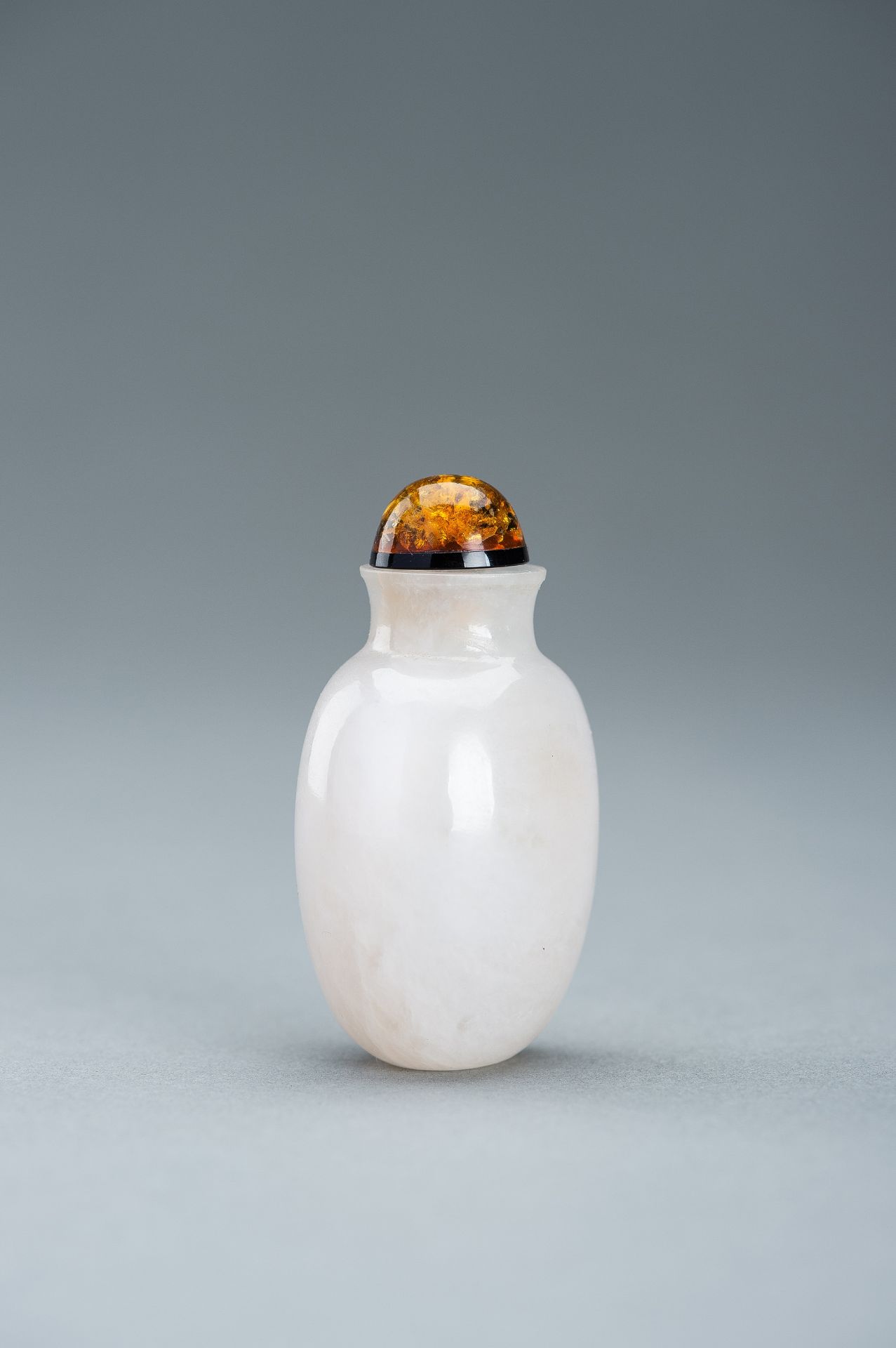 AN ICY-WHITE AGATE SNUFF BOTTLE, c. 1920s - Image 5 of 8