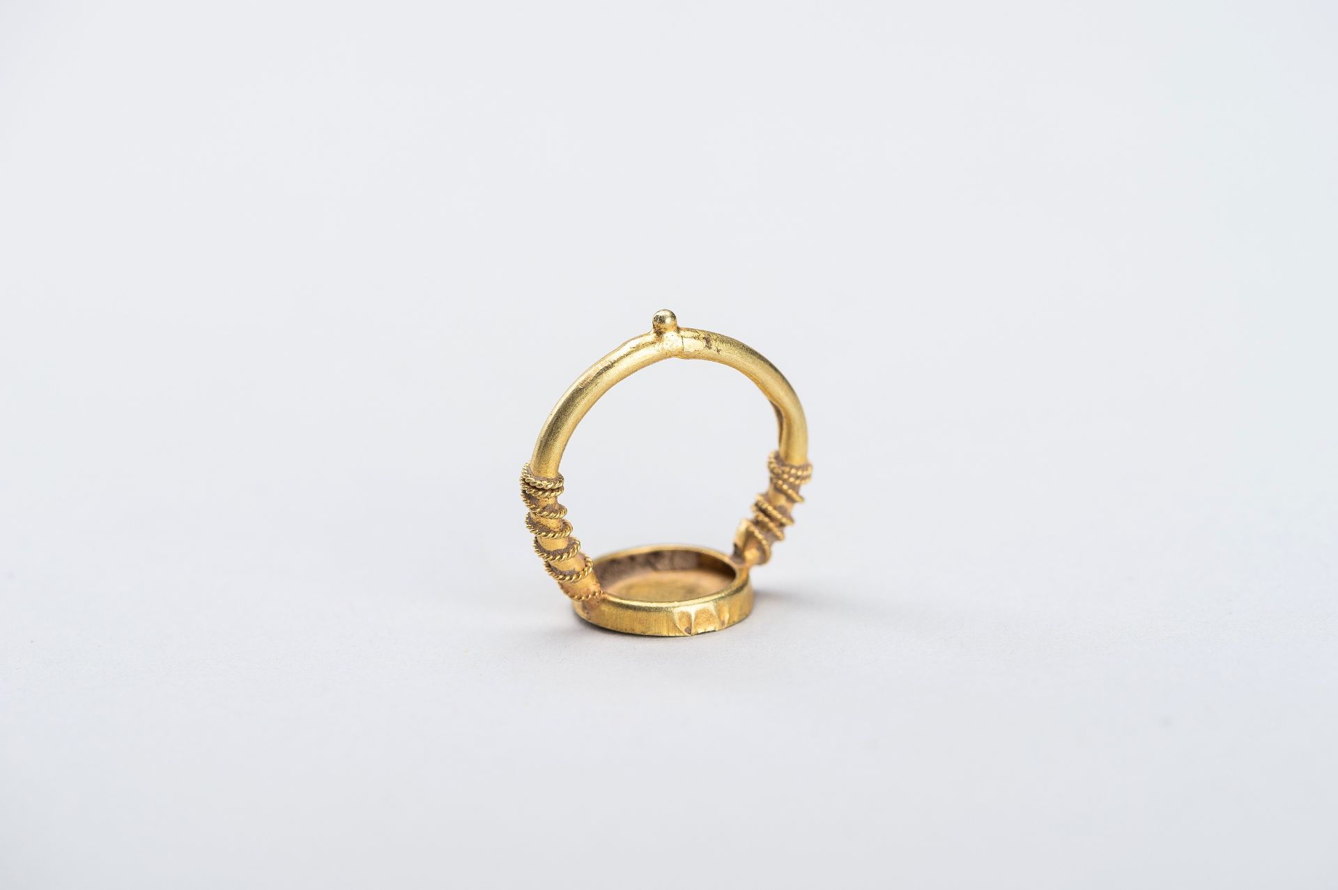 A BACTRIAN GOLD COIN RING - Bild 10 aus 11