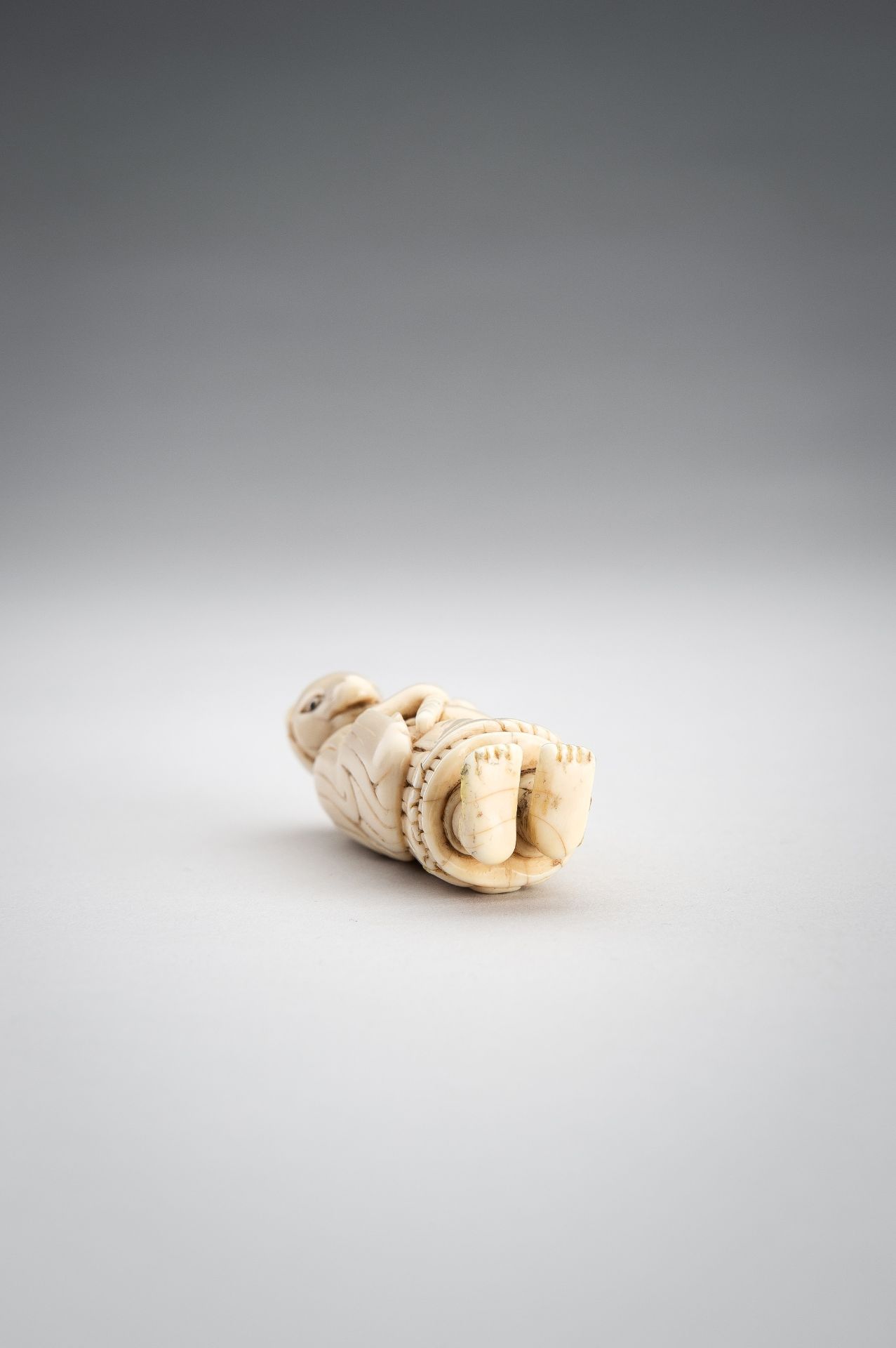 AN IVORY NETSUKE OF A FOX PRIEST - Bild 10 aus 10