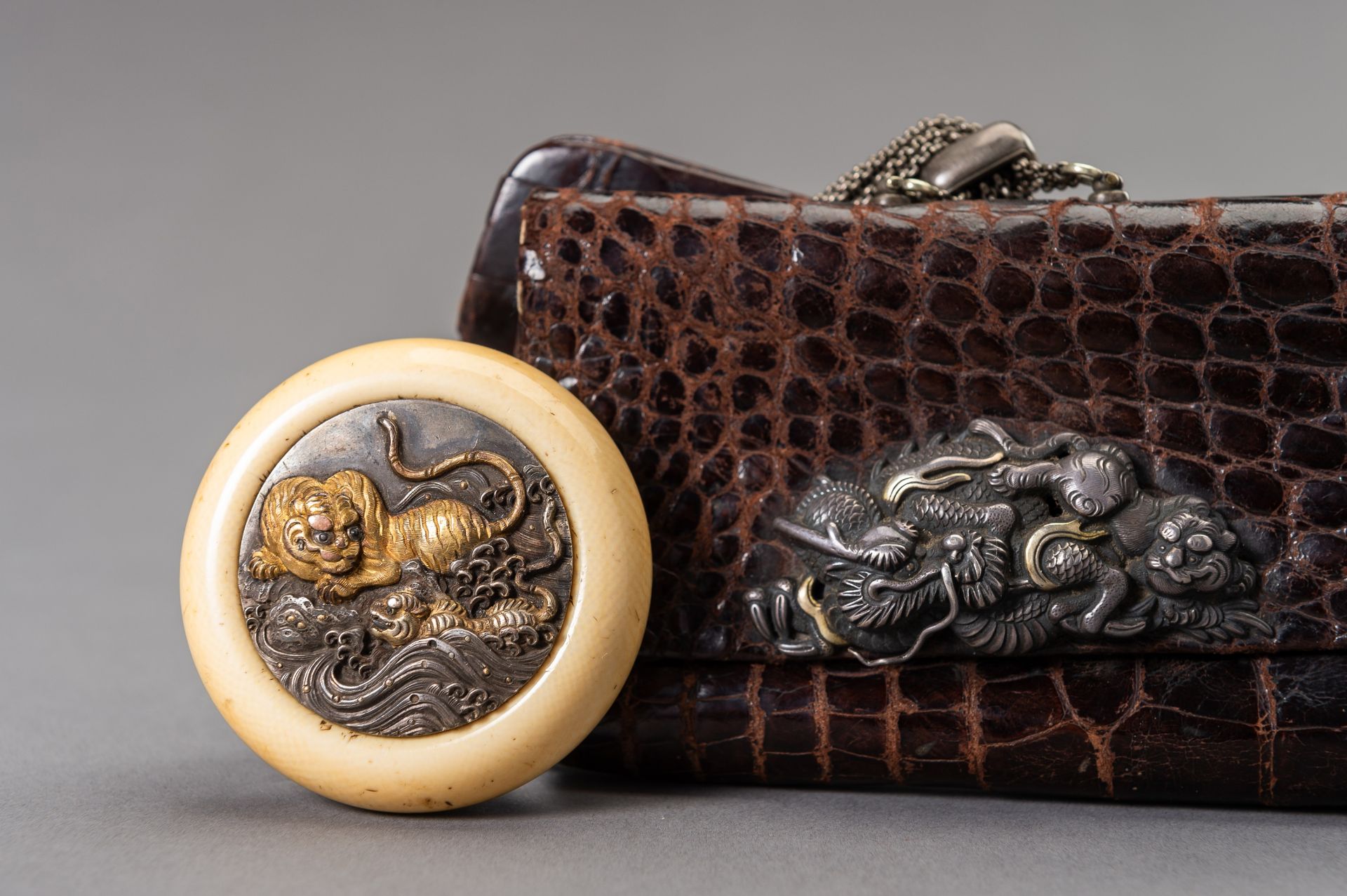 A LEATHER TABAKO-IRE AND ENSEMBLE WITH SILVER-FITTED KAGAMIBUTA NETSUKE DEPICTING A TIGER AND YOUNG - Bild 4 aus 9