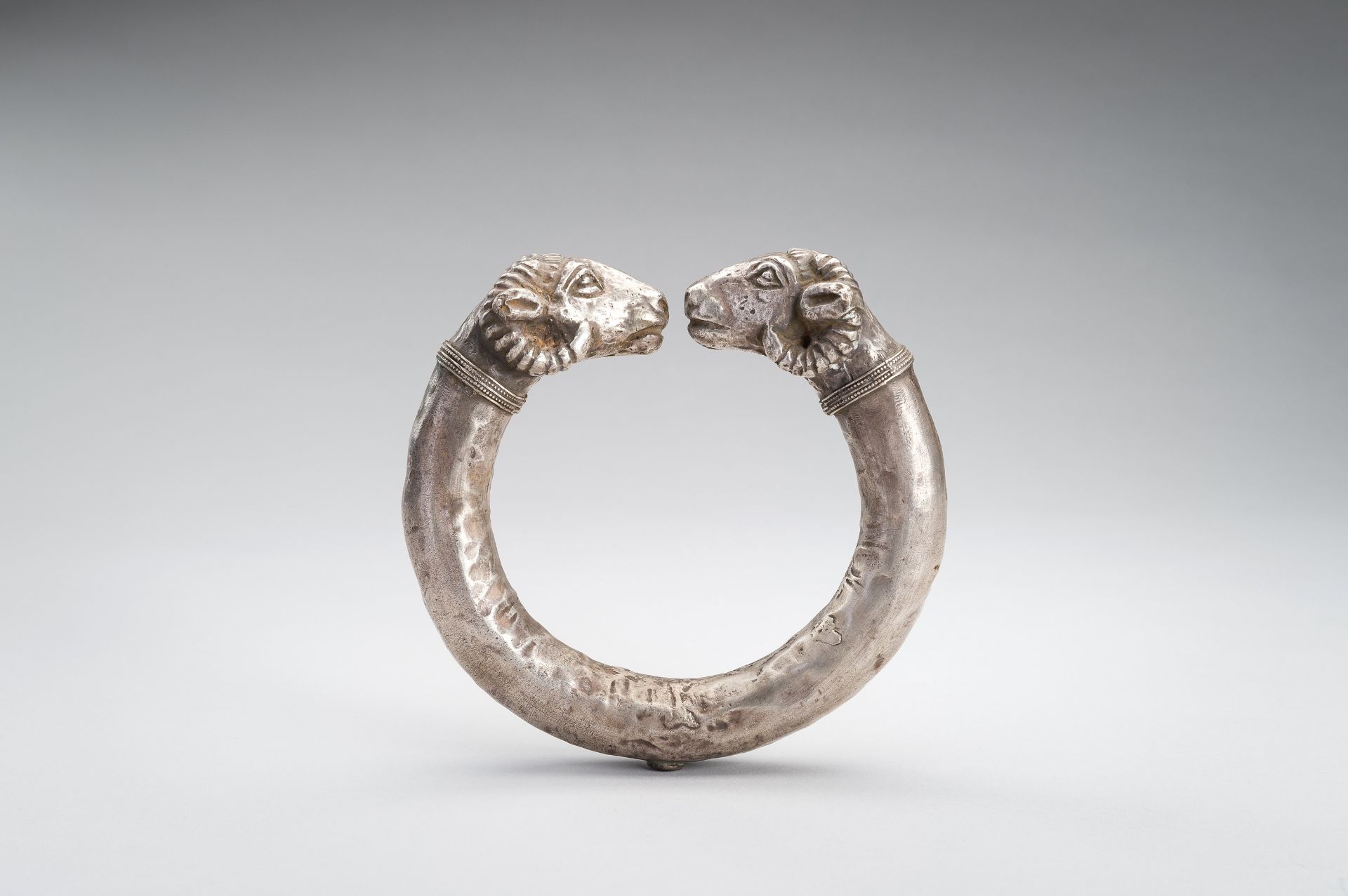 AN ACHAEMENID SILVER RAM-HEADED BRACELET - Bild 7 aus 12