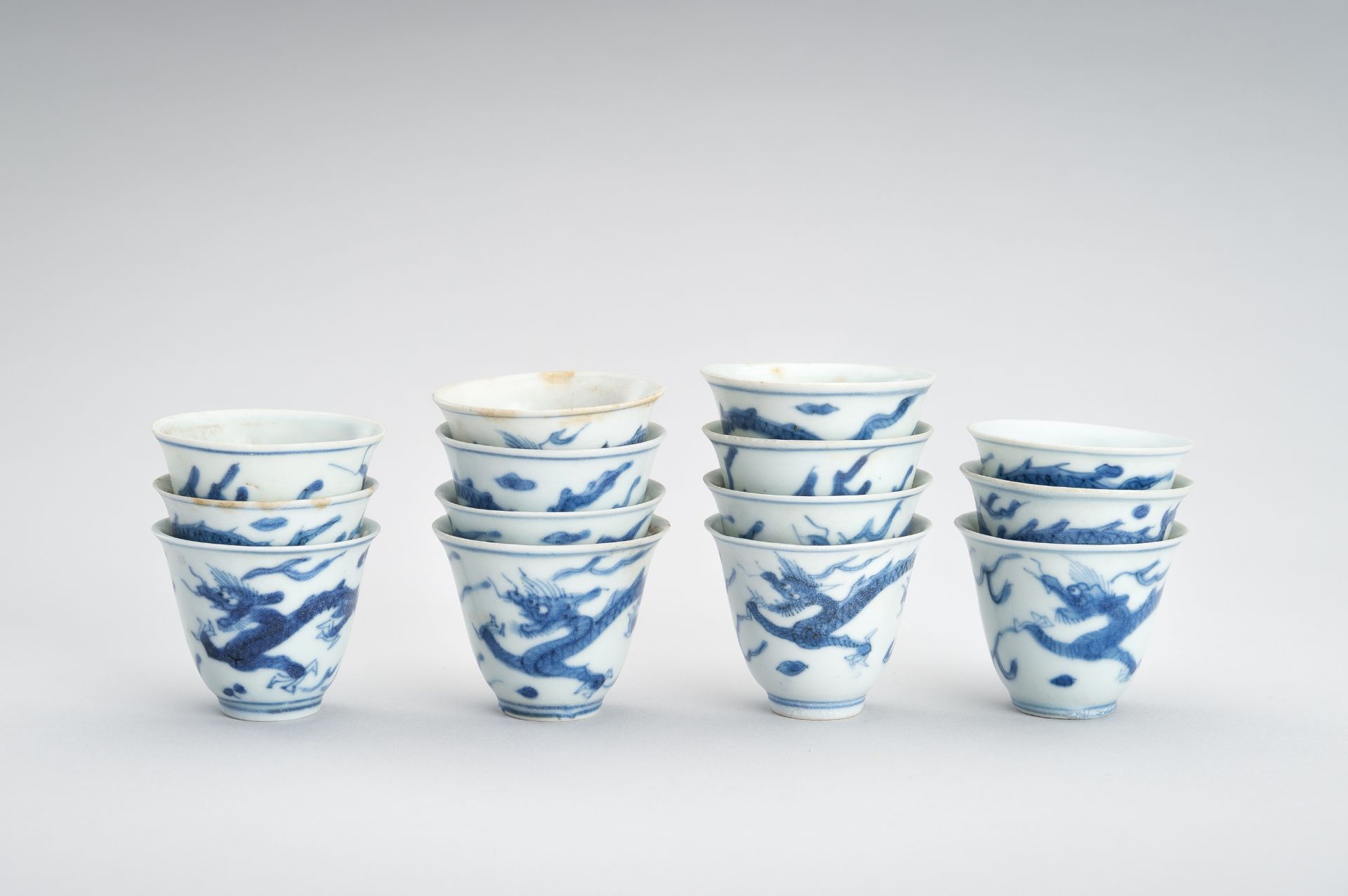A BLUE AND WHITE PORCELAIN GROUP OF 14 CUPS AND 6 BOWLS, 'HATCHER CARGO' - Bild 3 aus 19