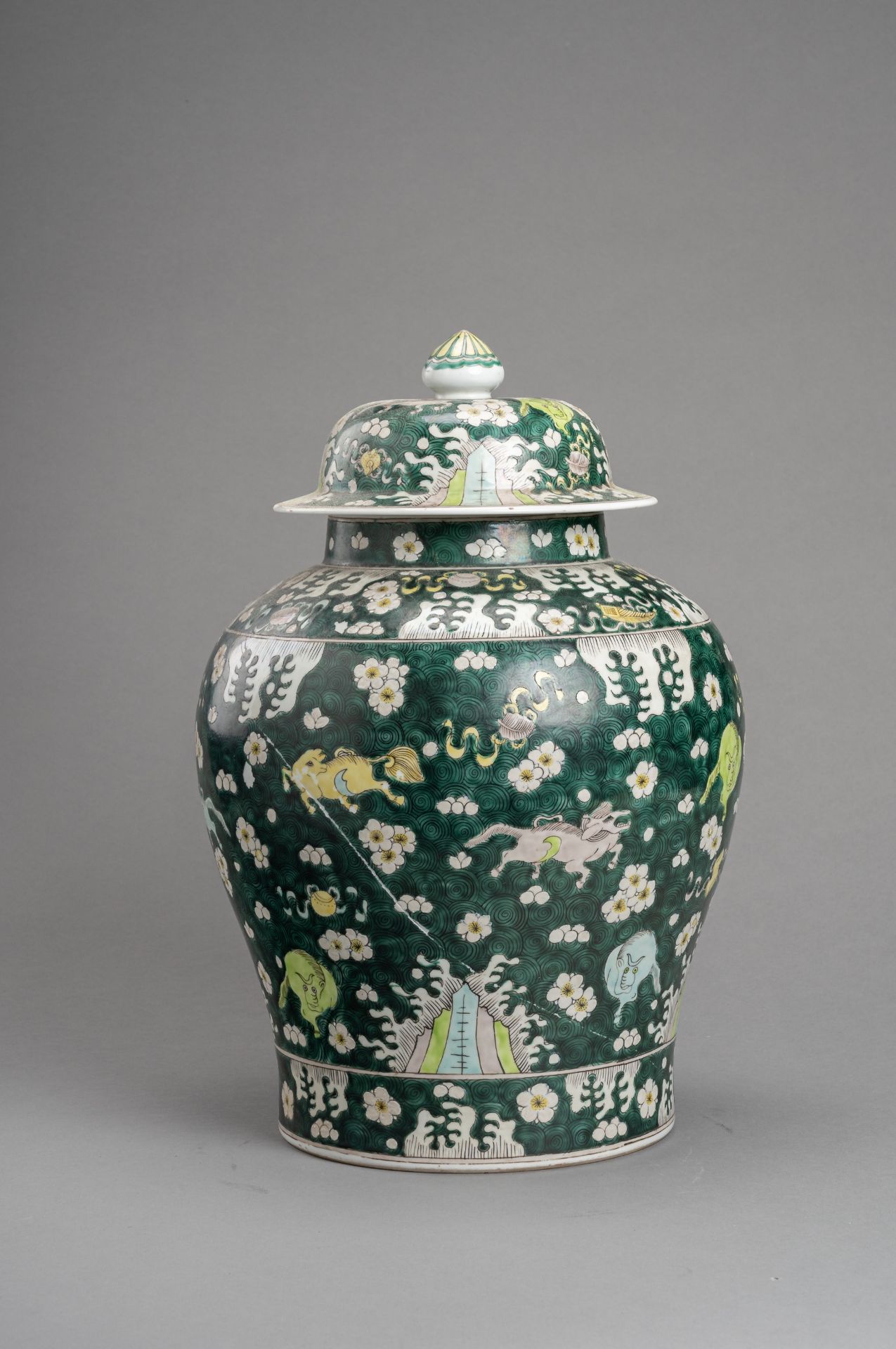 A PORCELAIN FAMILLE VERTE BALUSTER JAR AND COVER, QING - Image 2 of 9