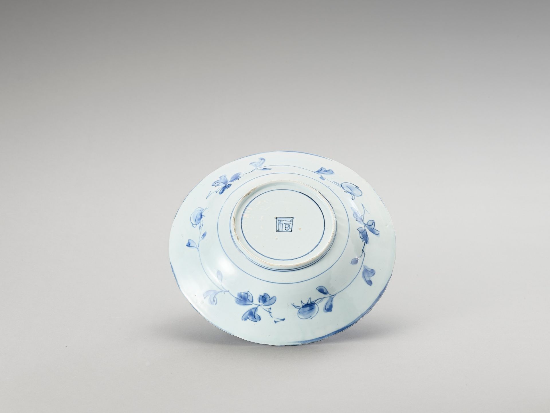 A BLUE AND WHITE PORCELAIN DISH - Image 3 of 5