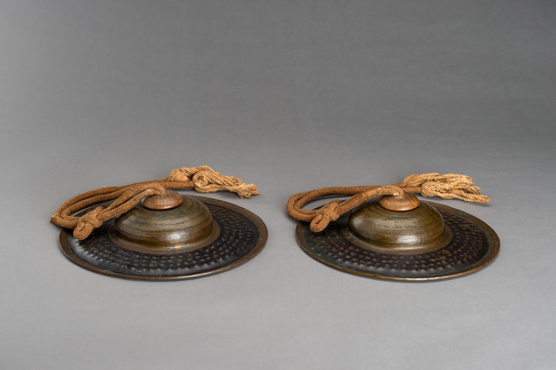 A PAIR OF BRONZE CYMBALS - Bild 8 aus 13