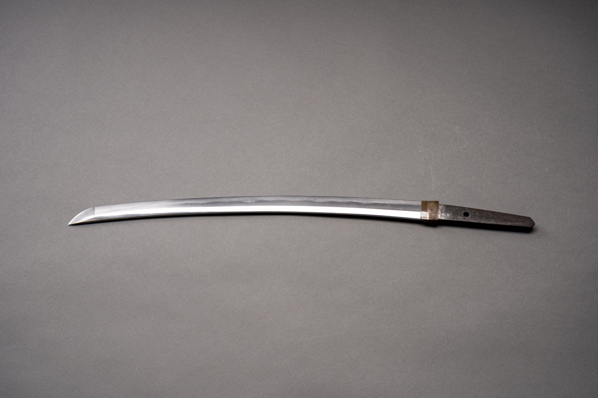 A SIGNED WAKIZASHI IN SHIRASAYA, EARLY EDO - Image 2 of 6