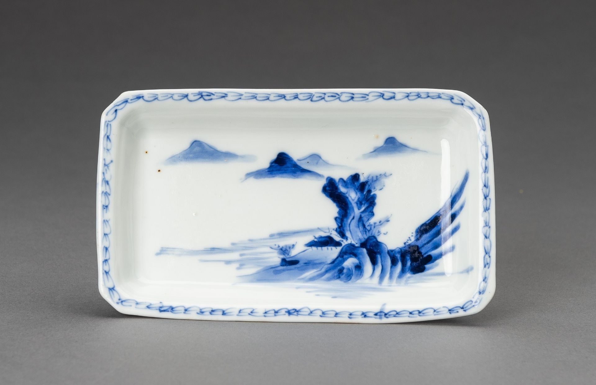 A SMALL BLUE AND WHITE 'MOUNTAIN AND RIVER' PORCELAIN TRAY, 19th CENTURY