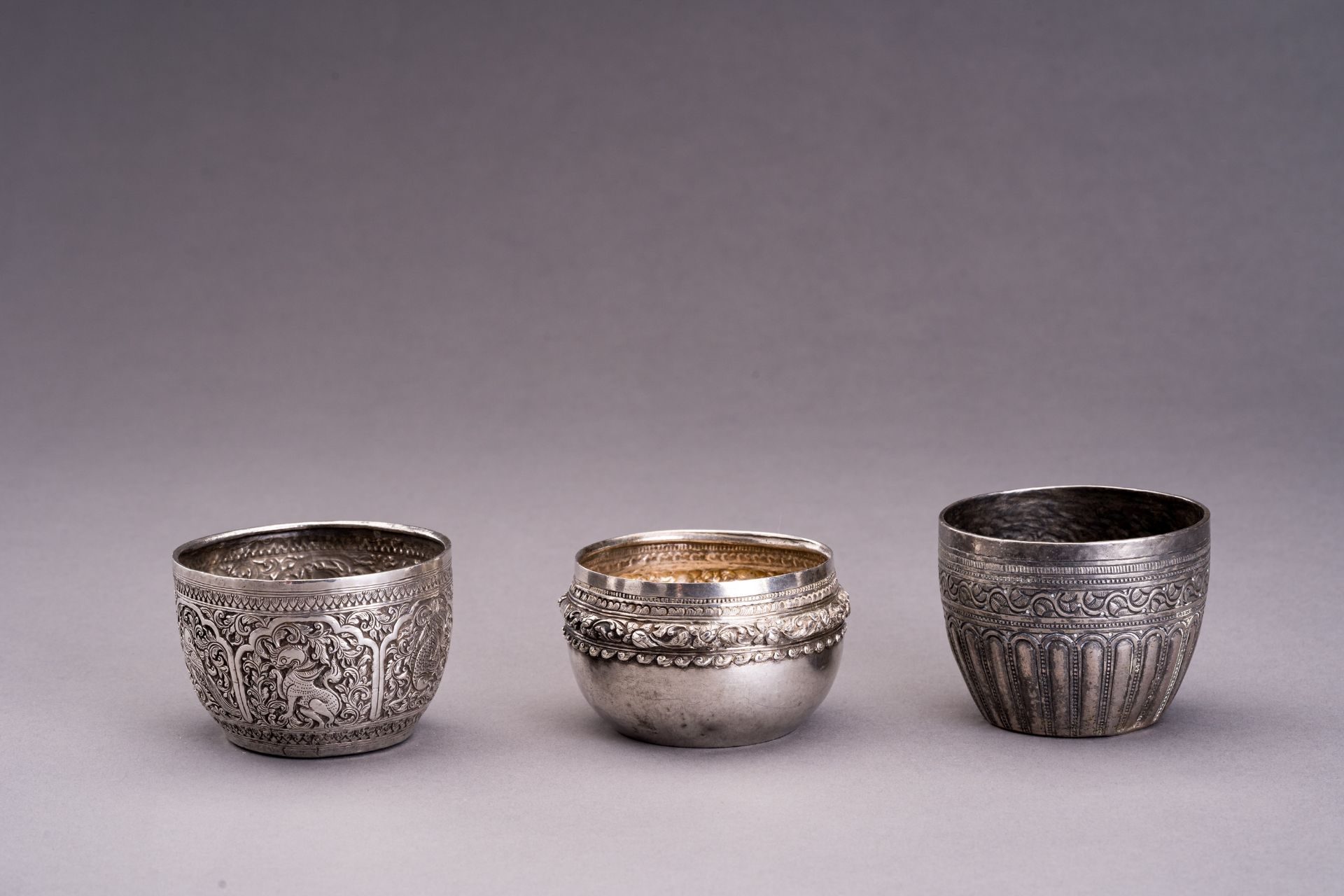 A LOT WITH THREE EMBOSSED SILVER BOWLS - Bild 7 aus 9