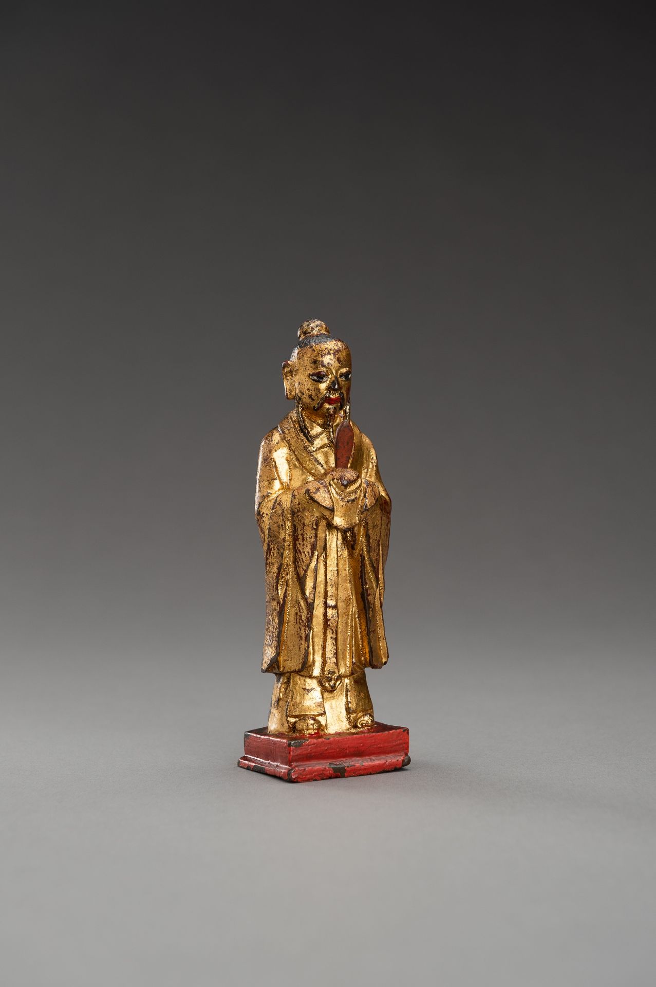 A GOLD LACQUERED BRONZE FIGURE OF AN OFFICIAL - Image 5 of 8