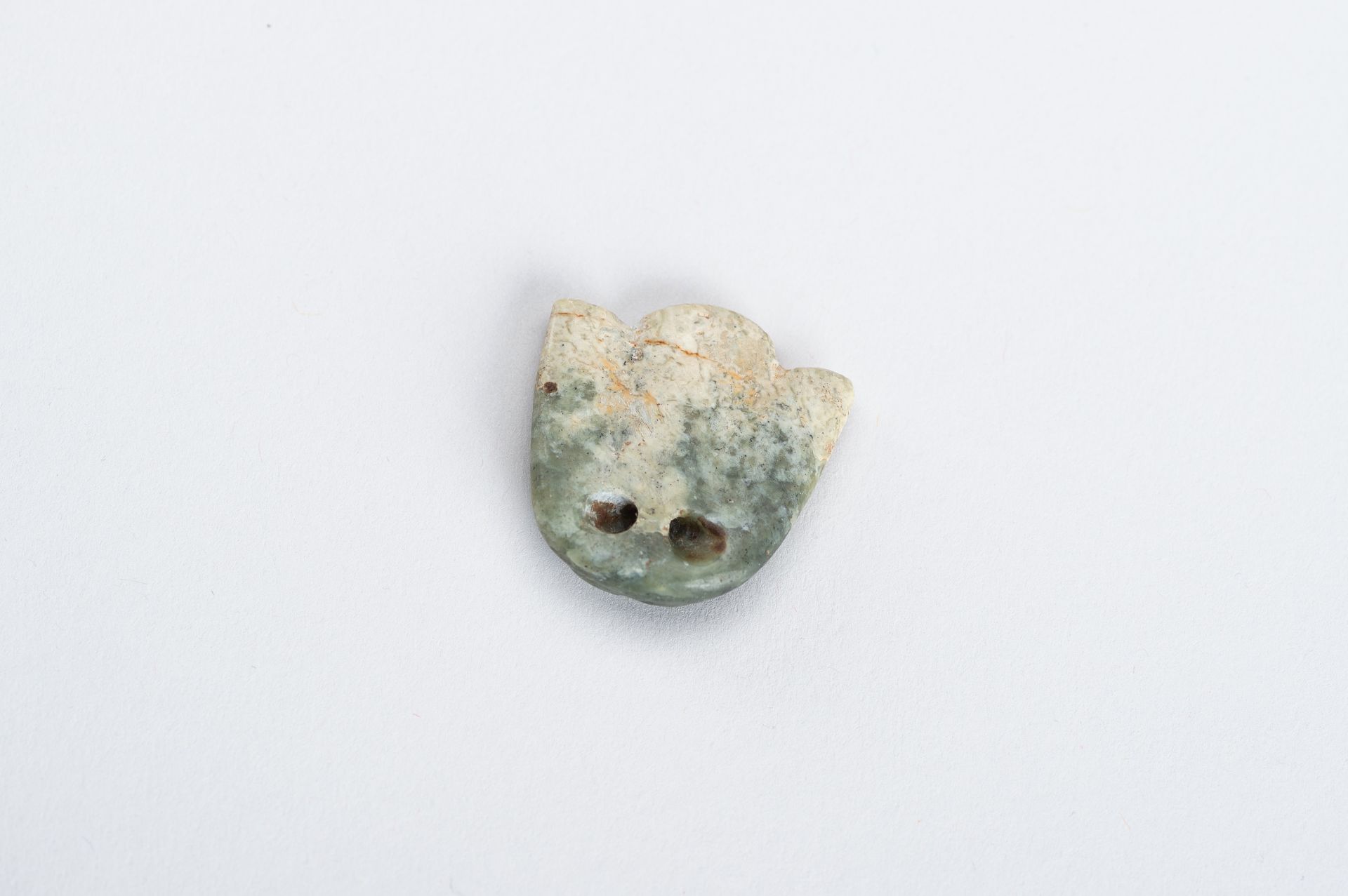 AN ARCHAISTIC HONGSHAN STYLE JADE 'BIRD' PENDANT - Image 7 of 9