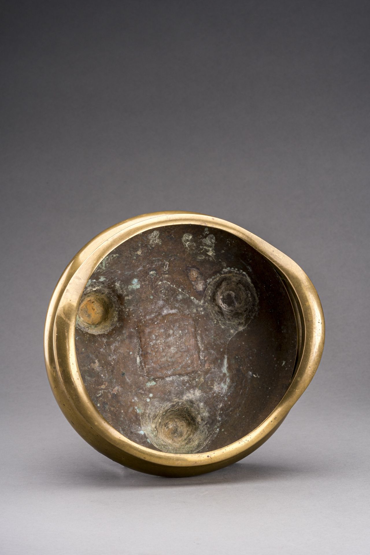 A LARGE GILT-BRONZE TRIPOD CENSER WITH MATCHING STAND, QING - Image 7 of 10