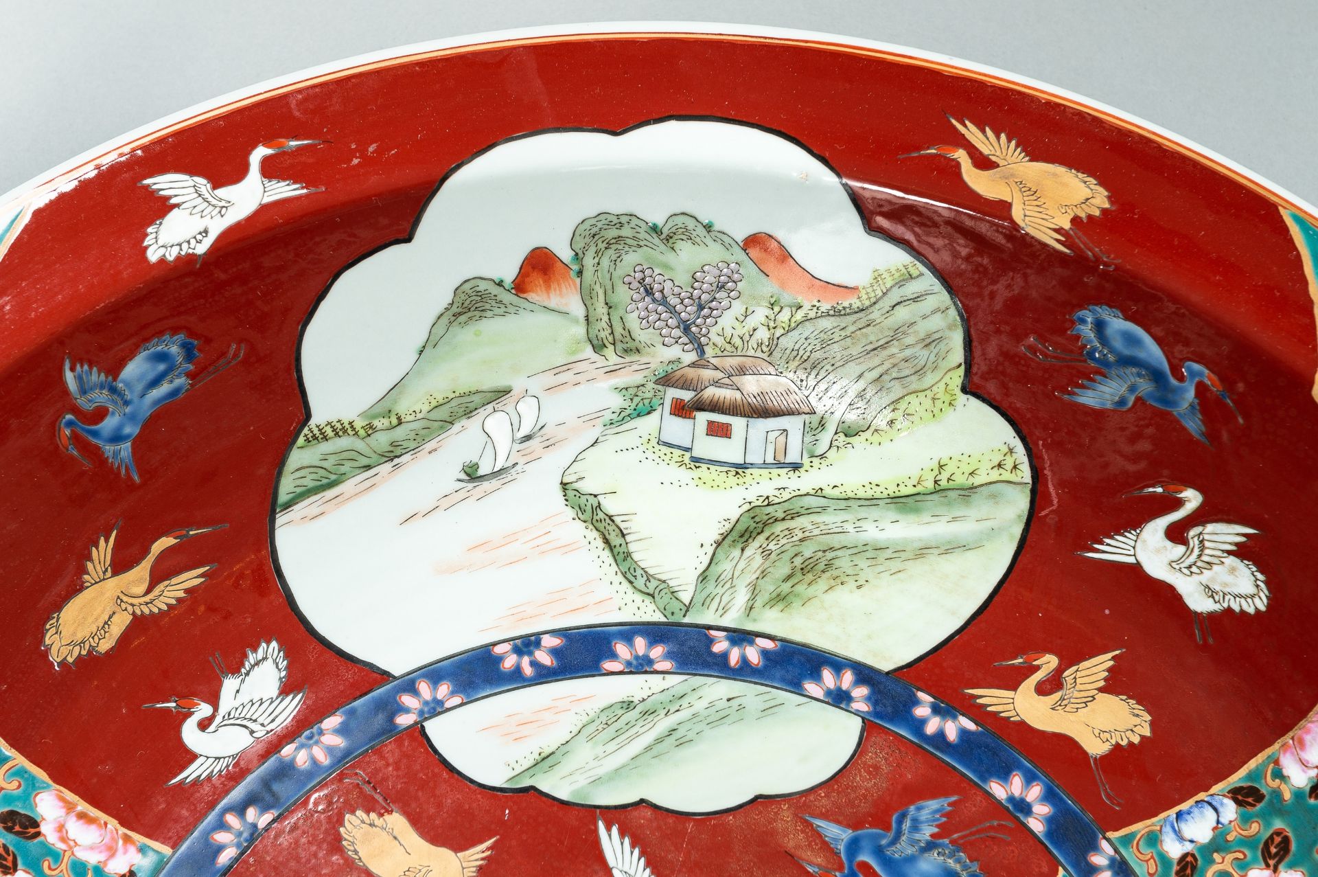 A MASSIVE ENAMELED IMARI PORCELAIN CHARGER, MEIJI - Image 5 of 10