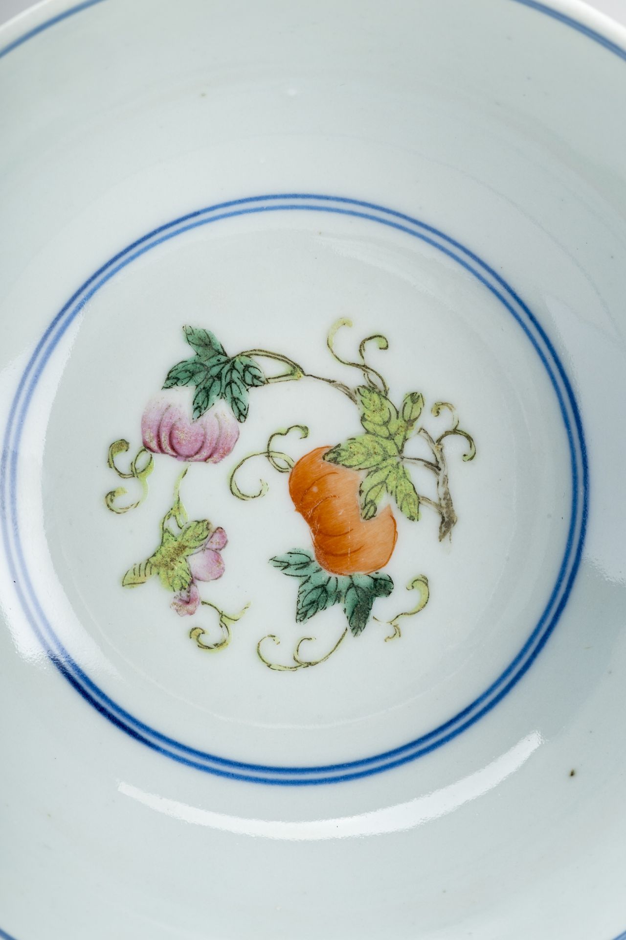 A FLORAL PORCELAIN BOWL - Bild 6 aus 10