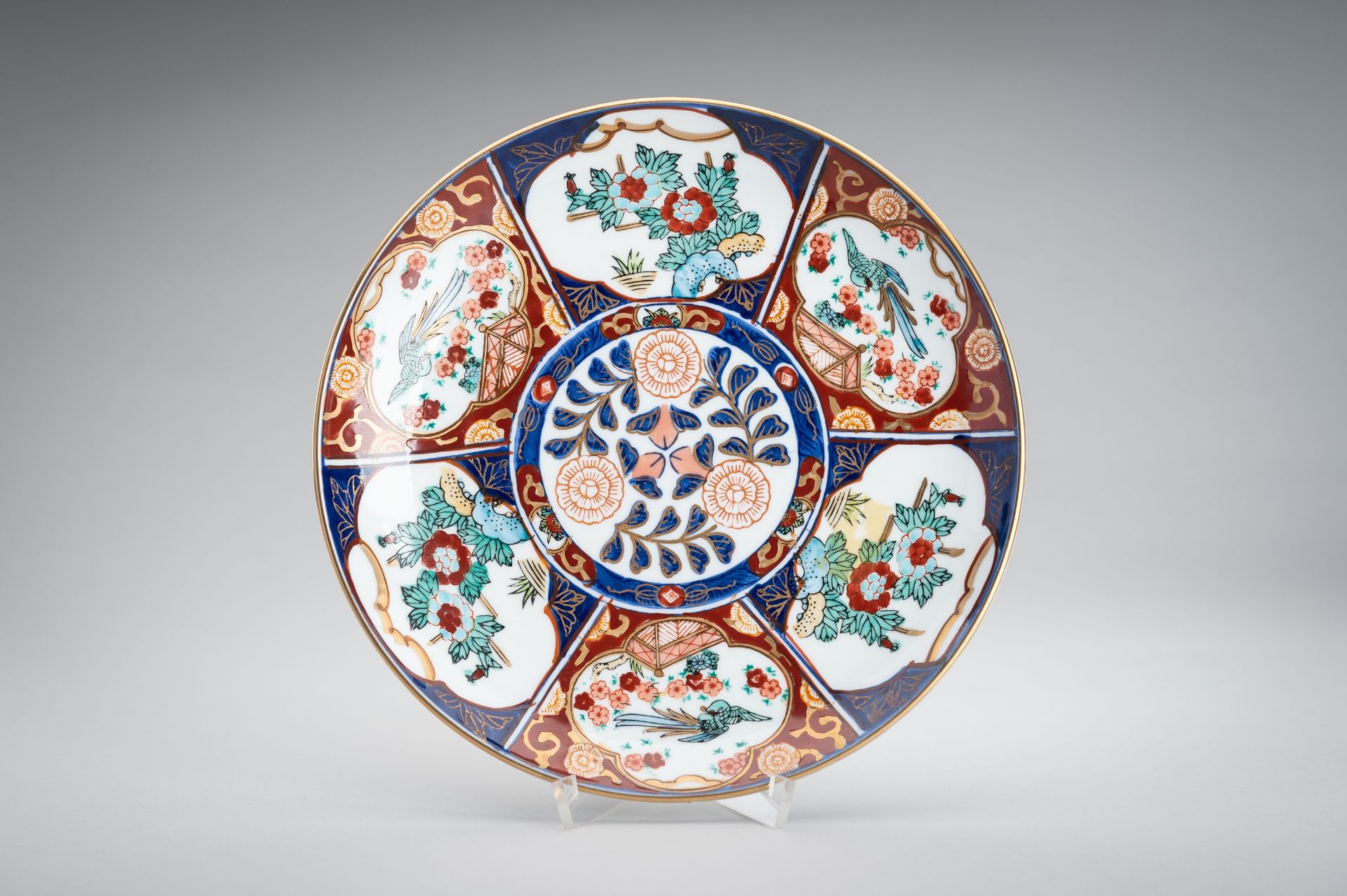 A LOT WITH TWO IMARI PORCELAIN DISHES - Image 2 of 15