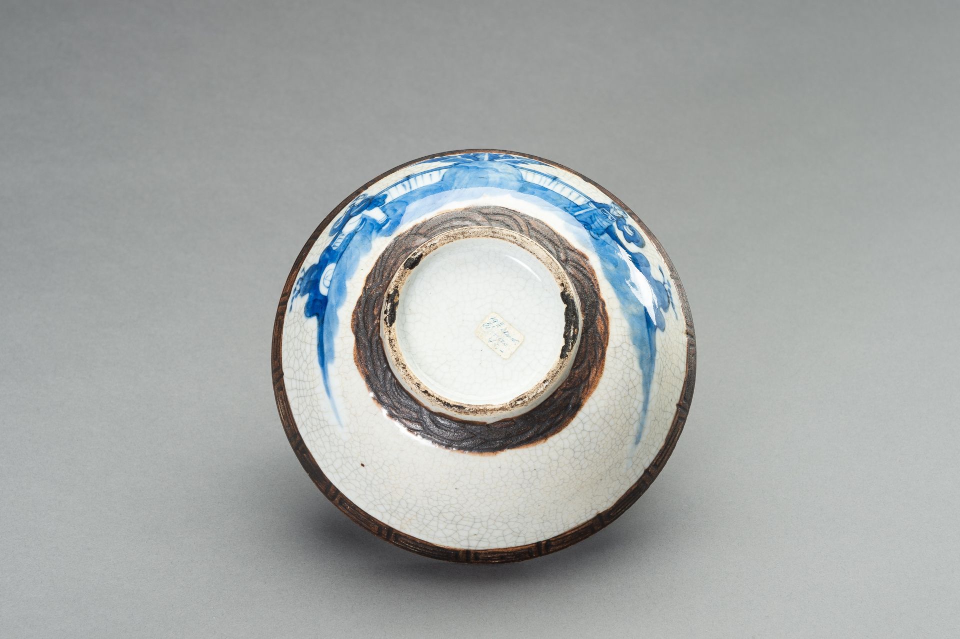 A MIXED LOT WITH THREE PORCELAIN BOWLS - Image 11 of 15