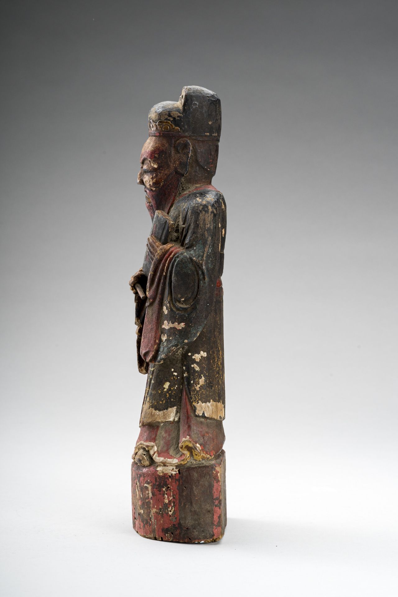 A LACQUERED WOOD FIGURE OF A DIGNITARY, EARLY QING - Image 4 of 7