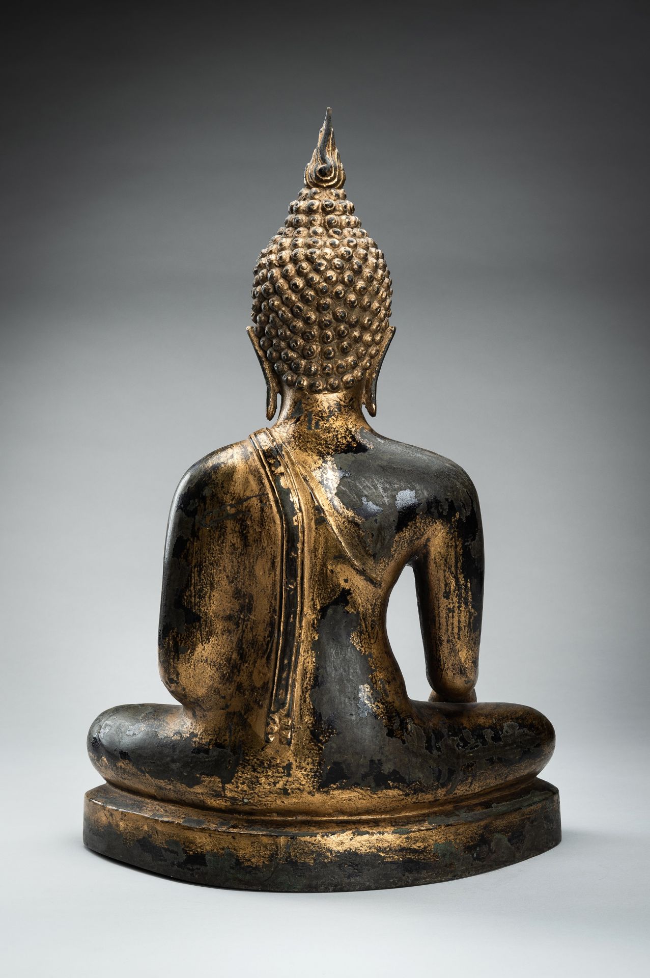 A LARGE LACQUER-GILT BRONZE FIGURE OF BUDDHA SHAKYAMUNI - Image 11 of 12