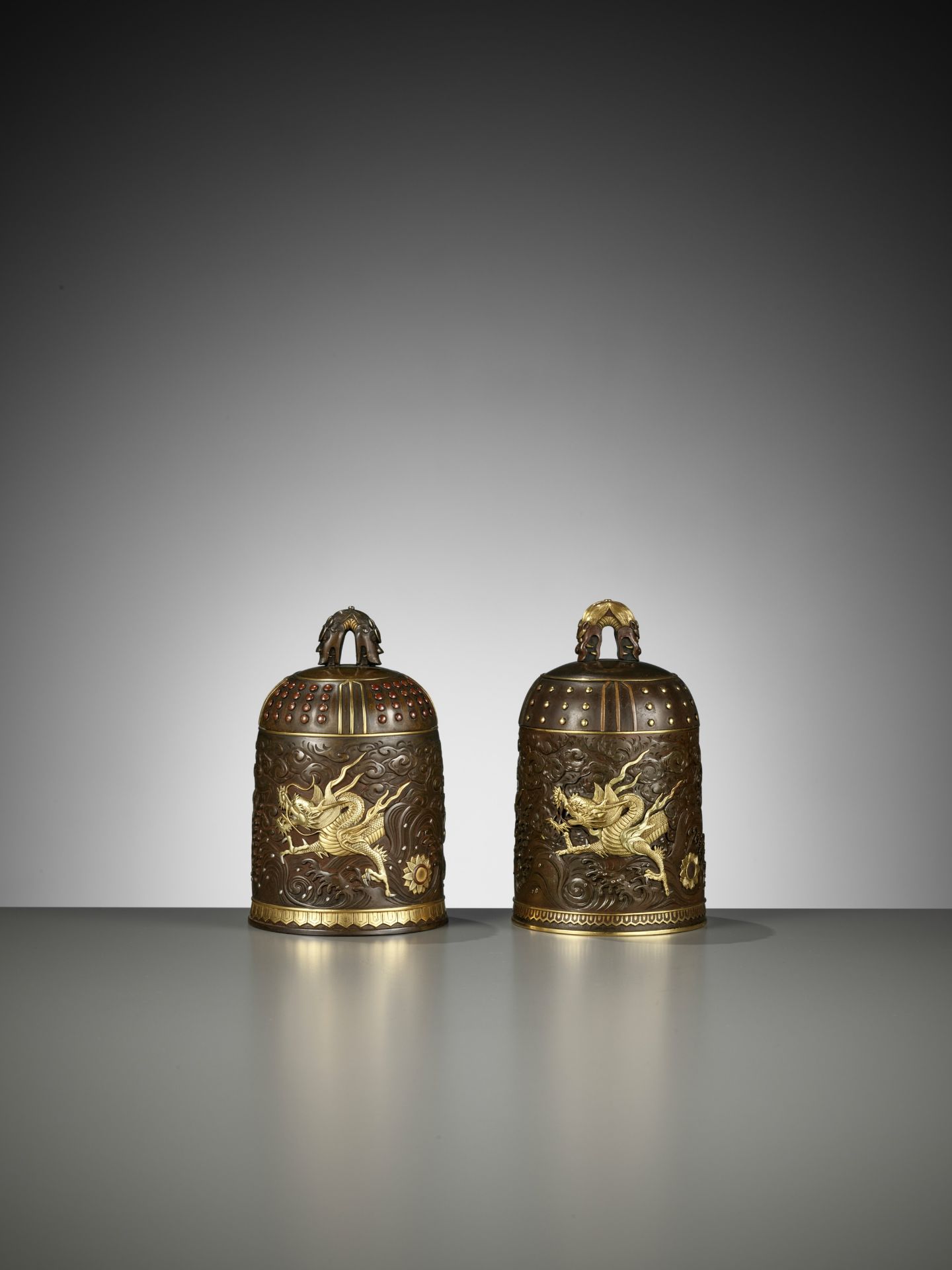 A MATCHED PAIR OF GOLD-INLAID BRONZE 'BUDDHIST TEMPLE BELL' KOGO, ONE BY MIYABE ATSUYOSHI - Bild 3 aus 15