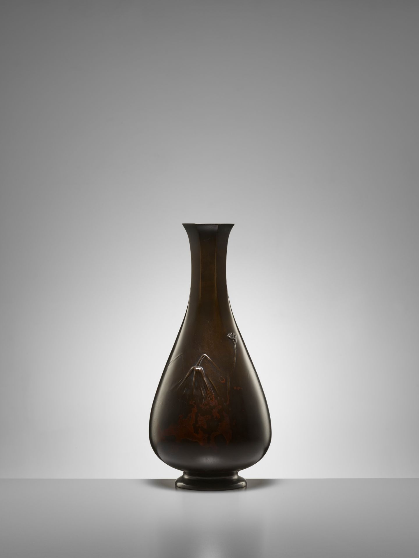 HIDEMITSU: A SUPERB AND LARGE BRONZE VASE DEPICTING HERONS AND LOTUS - Image 5 of 10