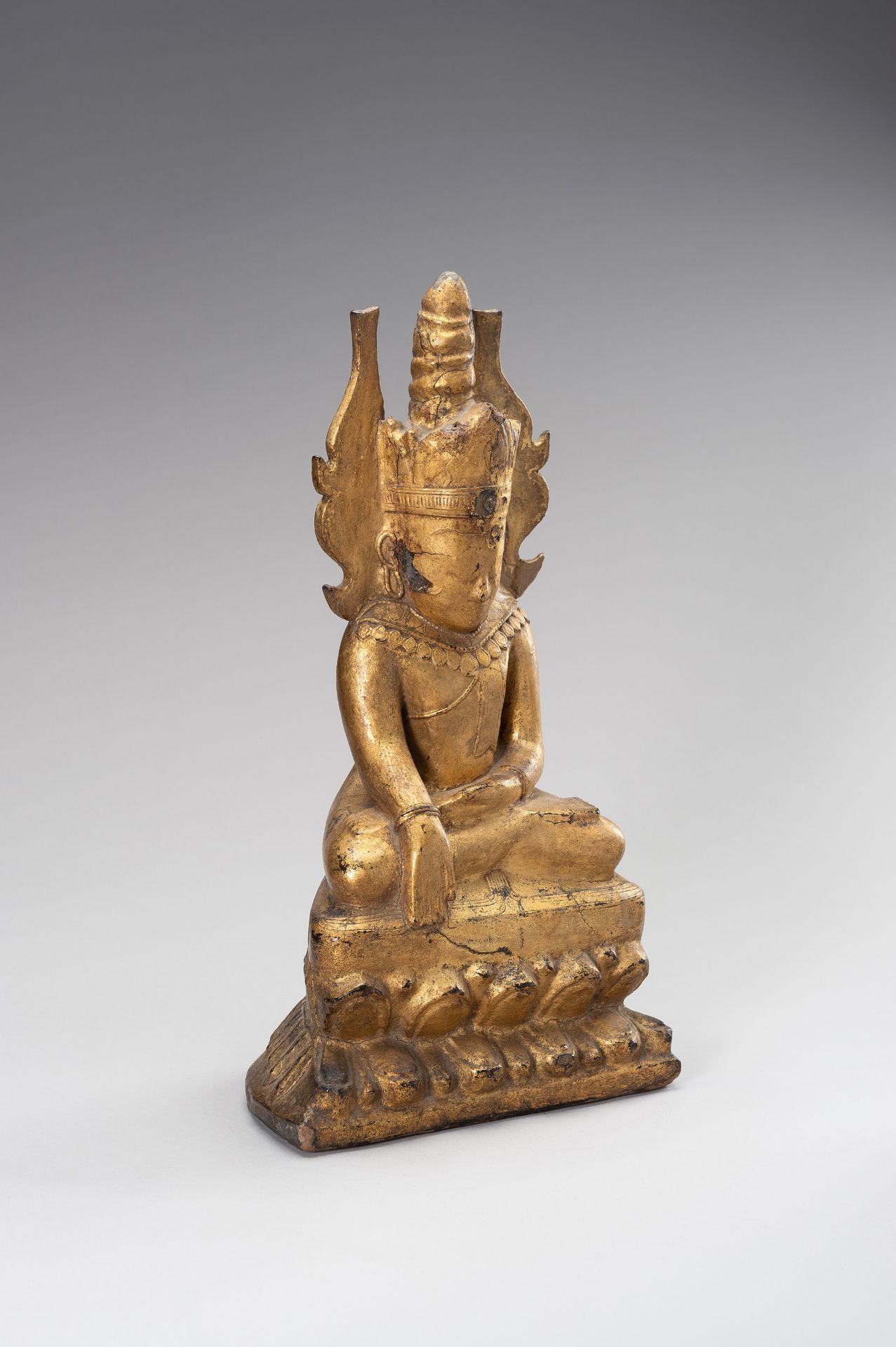 A GOLD LACQUERED WOOD FIGURE OF BUDDHA - Bild 9 aus 11