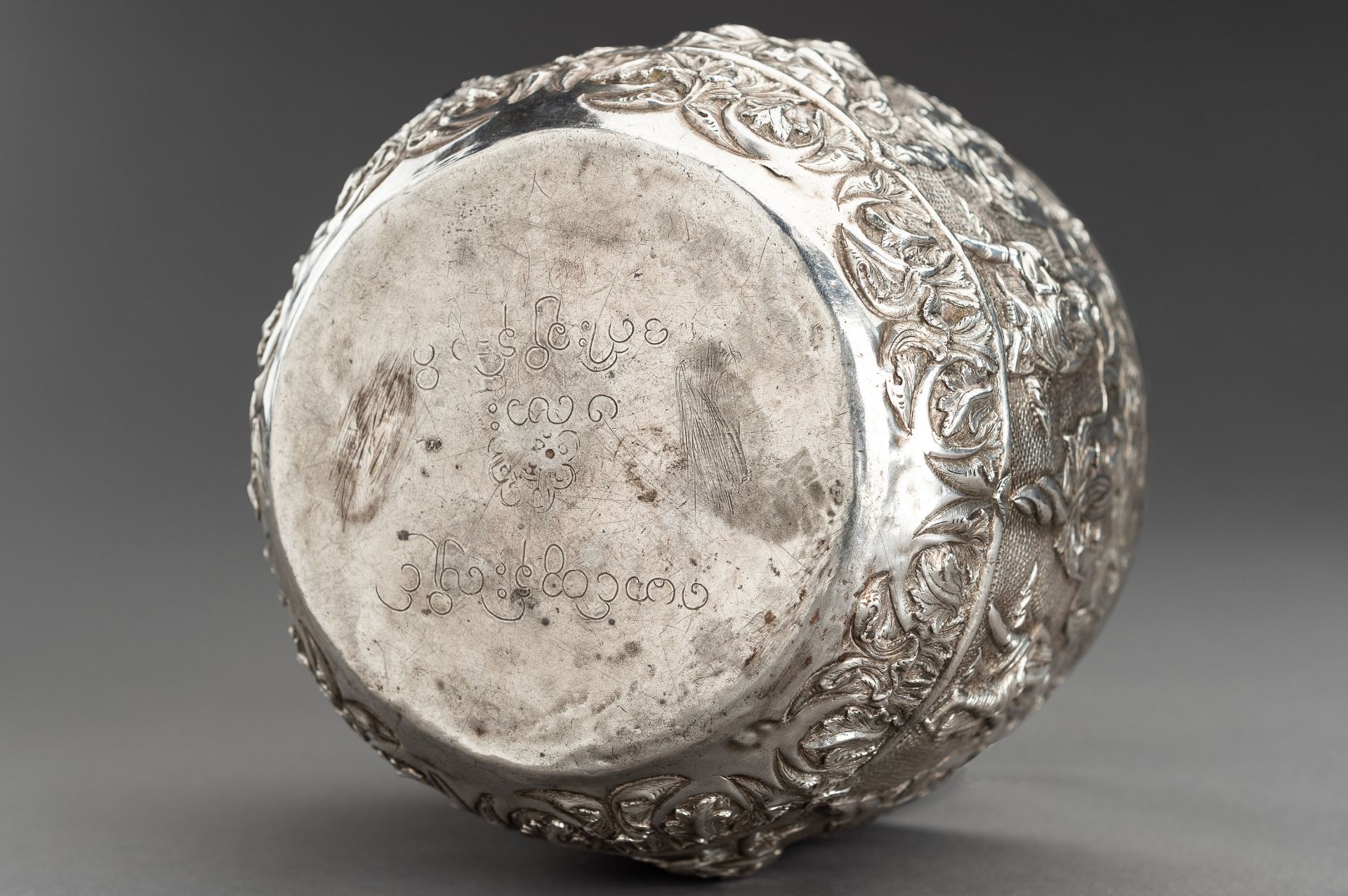 AN EMBOSSED SILVER BOWL WITH FIGURAL RELIEF - Bild 10 aus 12