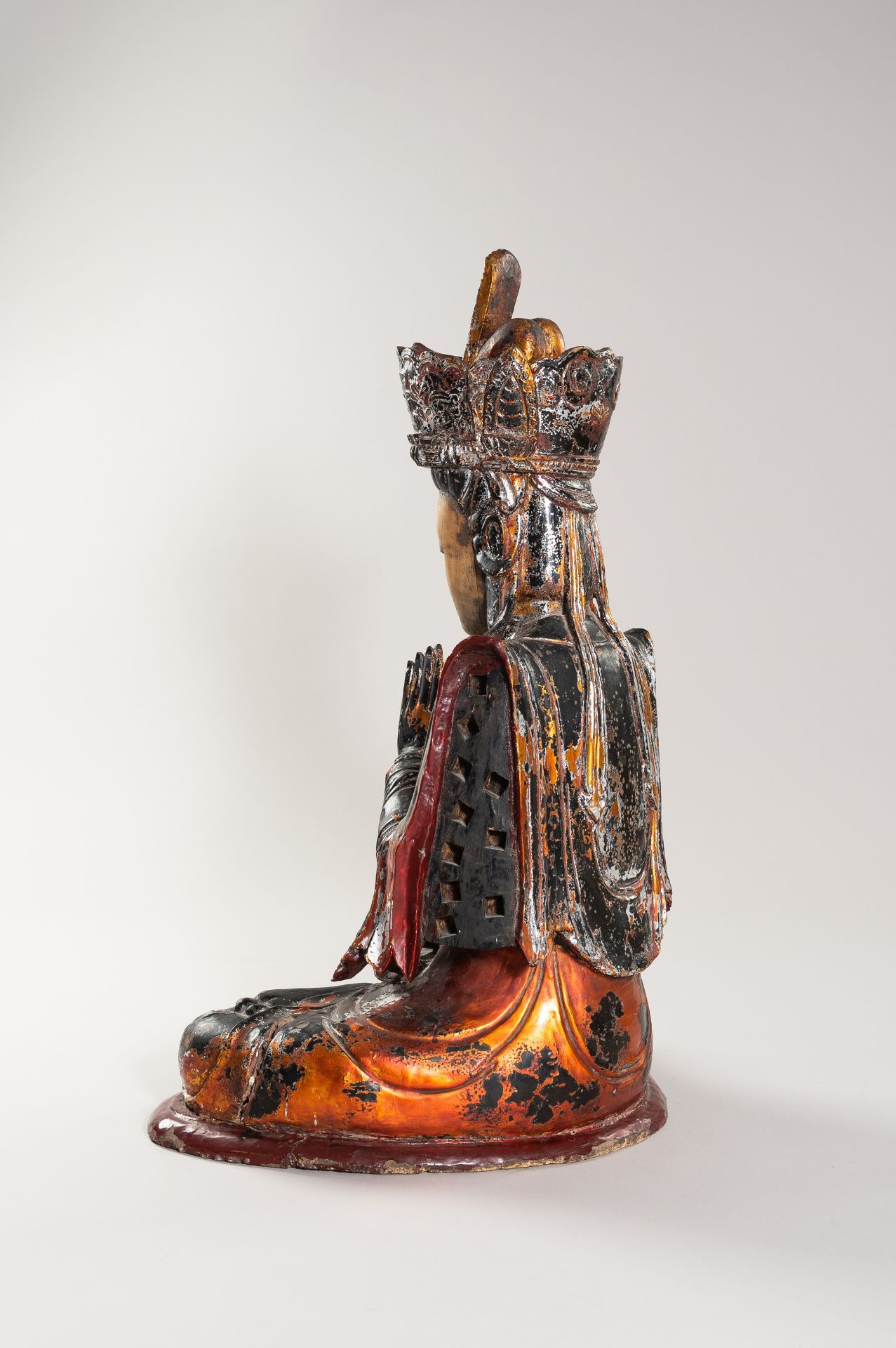 A VERY LARGE VIETNAMESE LACQUERED WOOD STATUE OF QUAN AM - Image 14 of 17