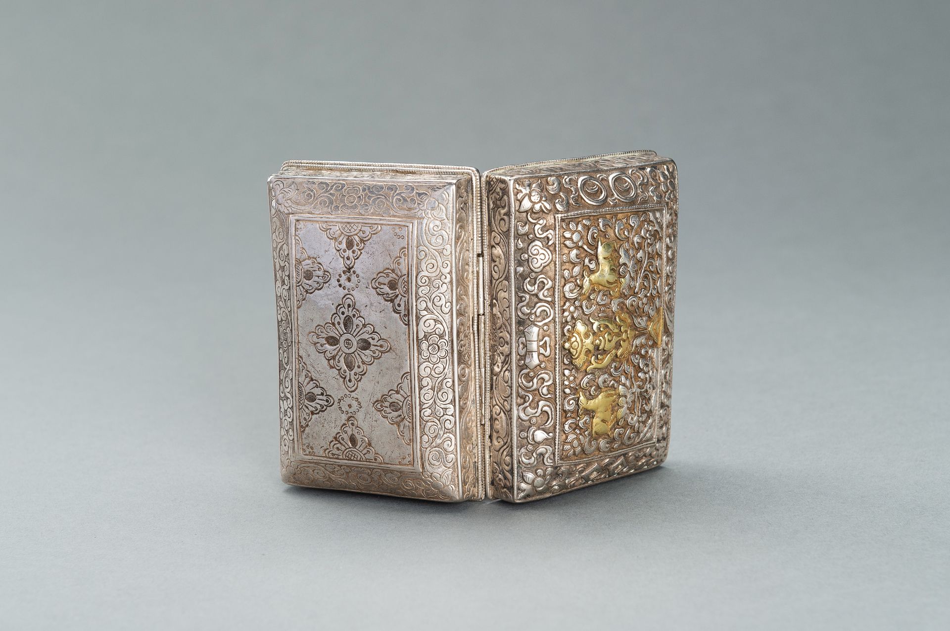 TWO EMBOSSED SILVERPLATED AND GILT METAL BOXES, 19TH CENTURY - Bild 17 aus 18