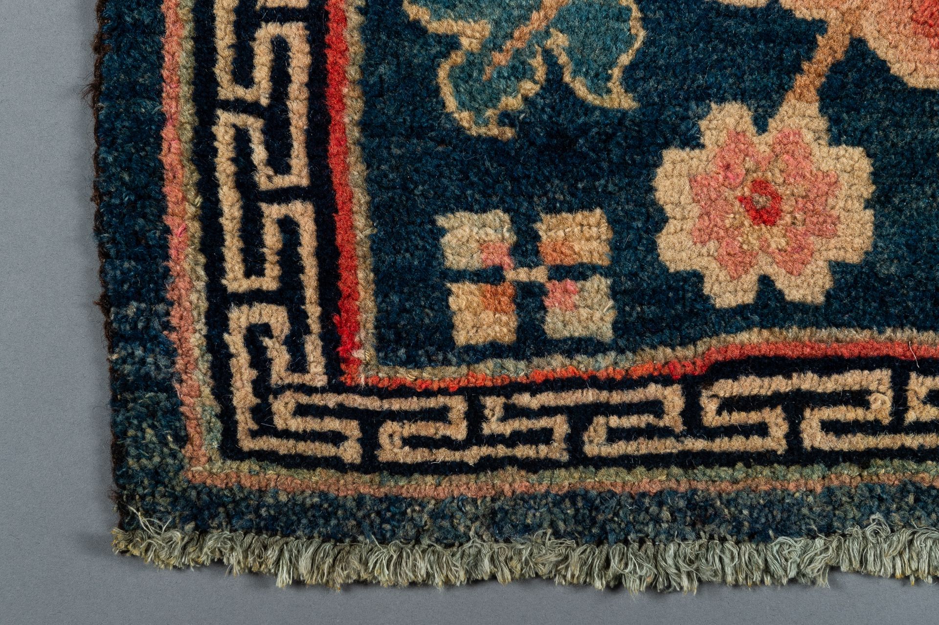 A SMALL 'FLORAL' TIBETAN RUG, c. 1900 - Bild 5 aus 8