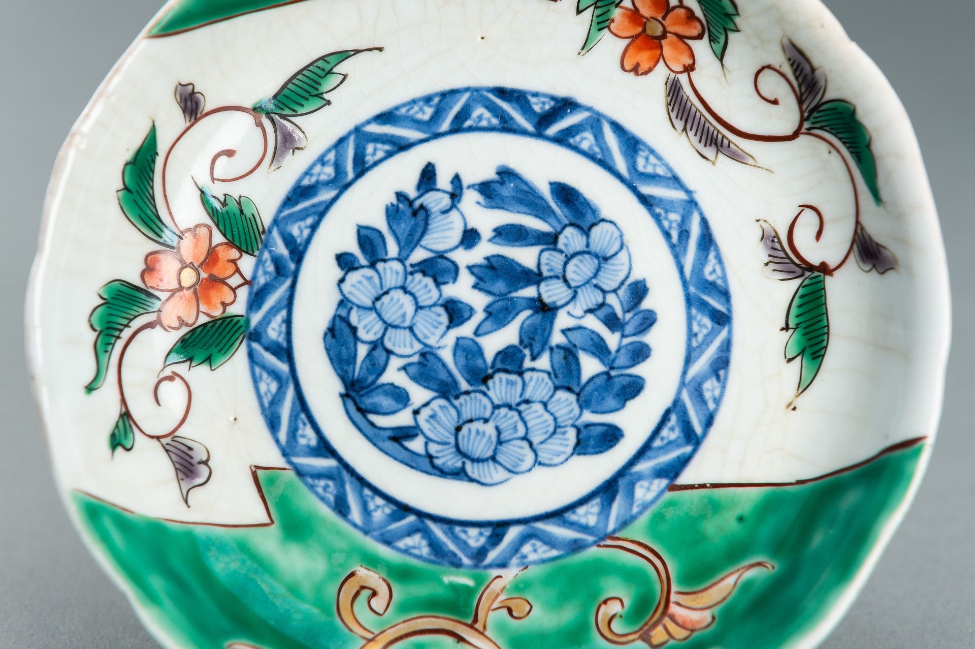 A WUCAI 'FLORAL' DISH, QING DYNASTY - Image 2 of 8