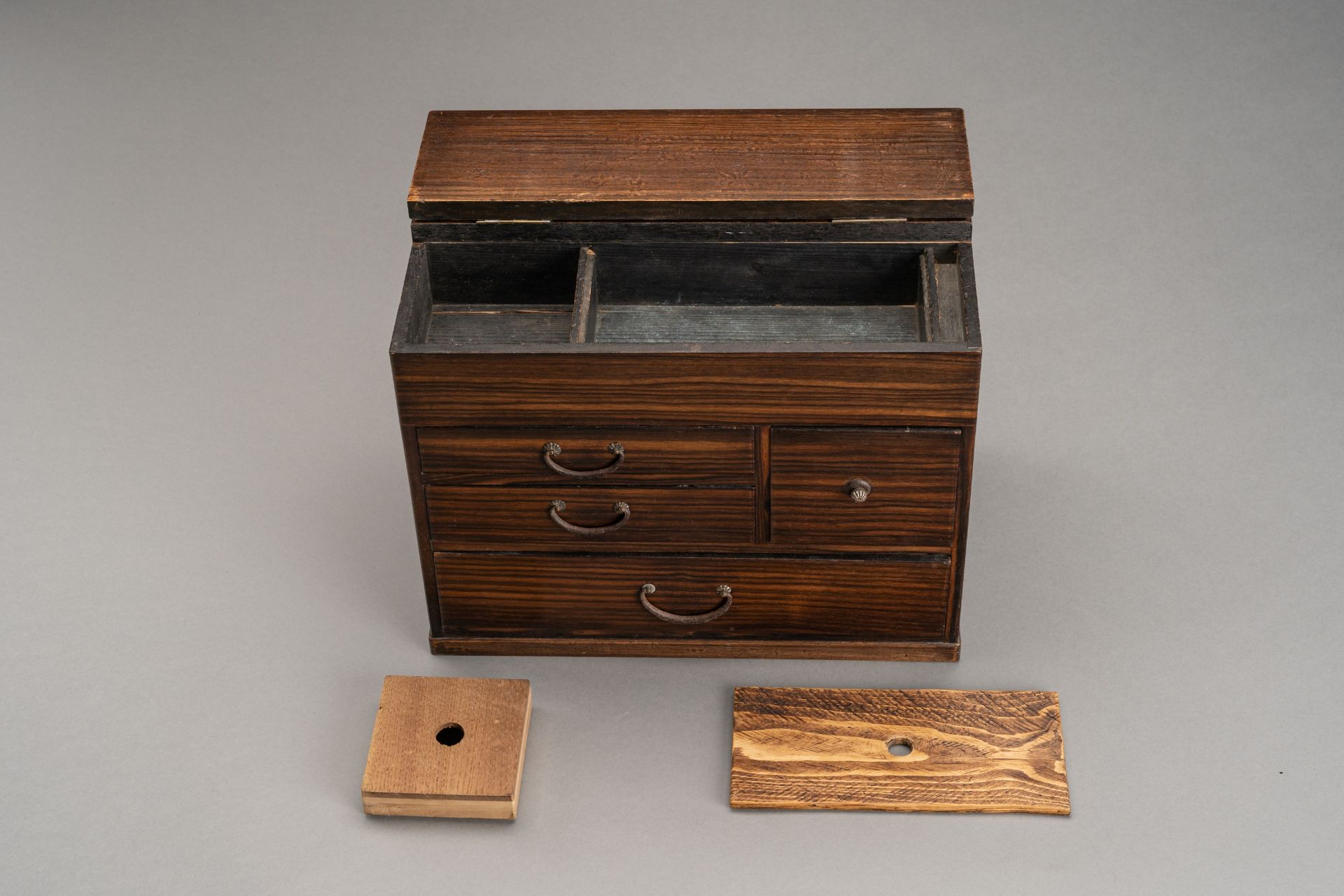 A GROUP OF THREE JAPANESE MINIATURE WOOD CABINETS, MEIJI - Image 12 of 20