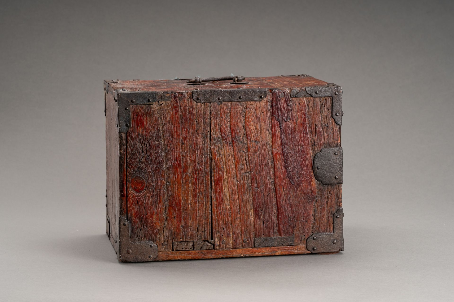 A WOODEN CHEST WITH DRAWERS AND A COPPER SAKE WARMER 'KANDOUKO', 19th CENTURY - Bild 10 aus 28