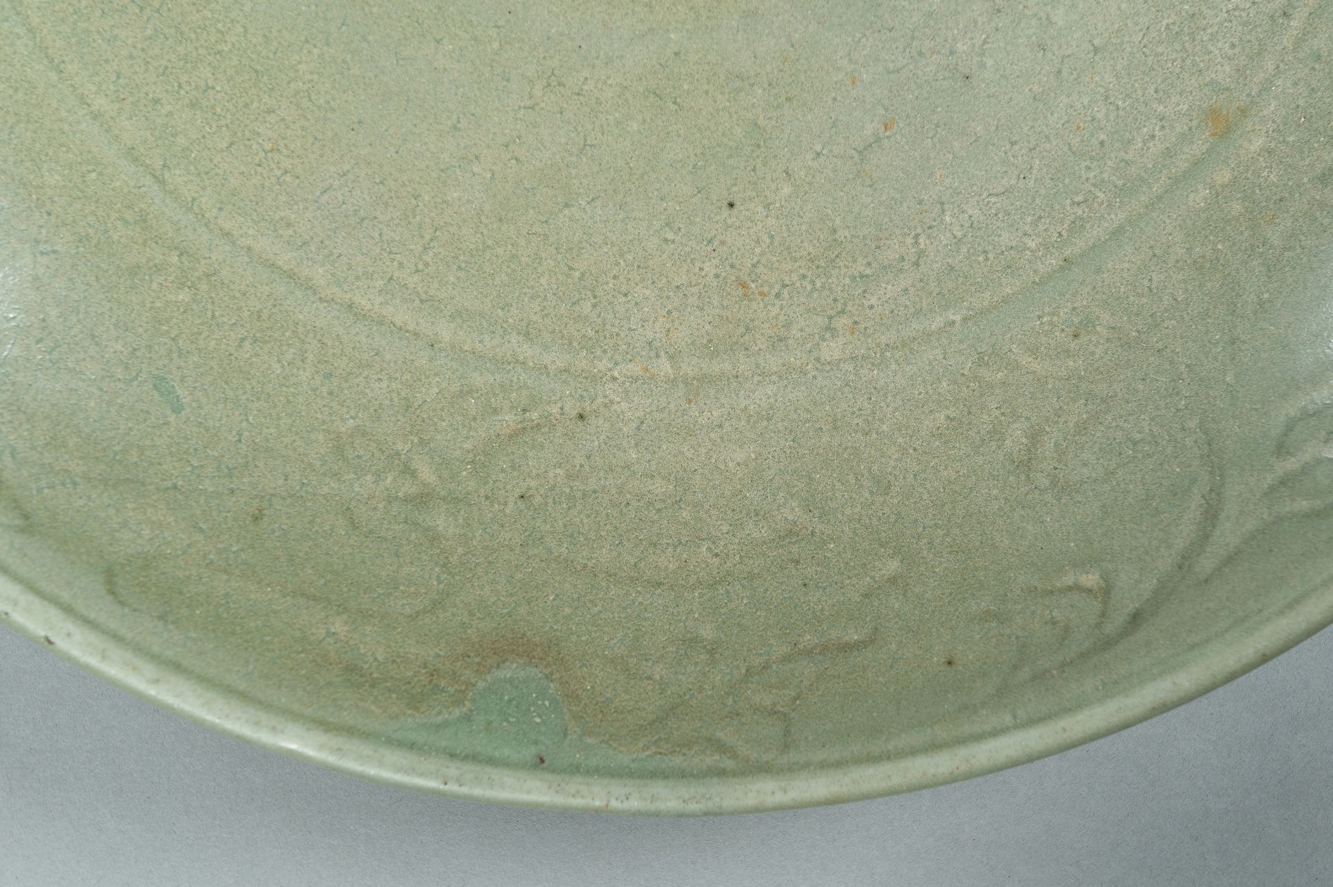 A MASSIVE LONGQUAN CELADON GLAZED PORCELAIN CHARGER, MING DYNASTY - Image 8 of 11