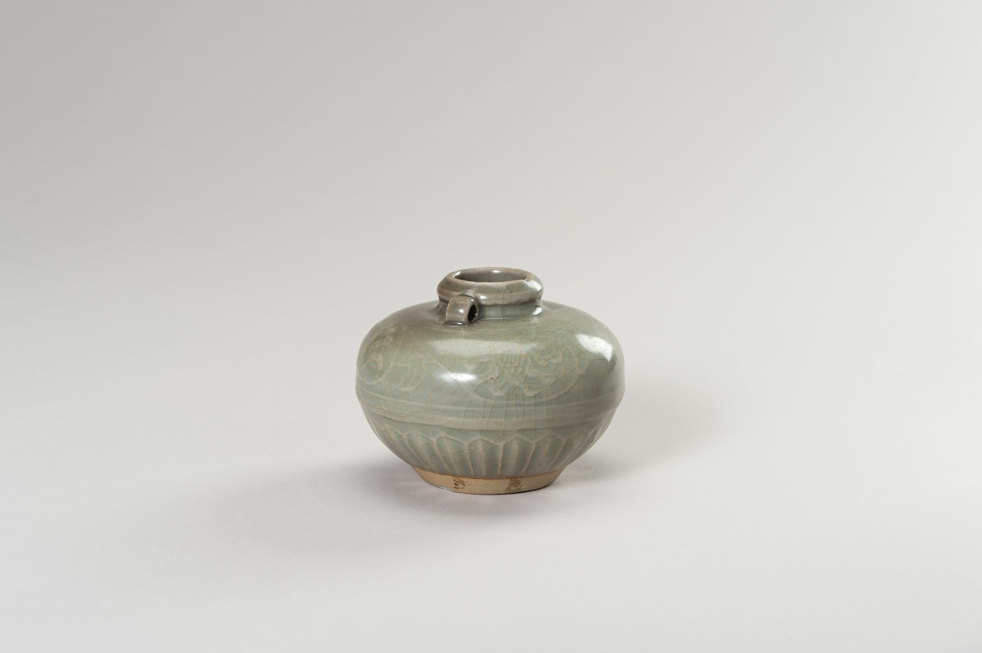 A LONGQUAN CELADON GLAZED JARLET - Bild 5 aus 11