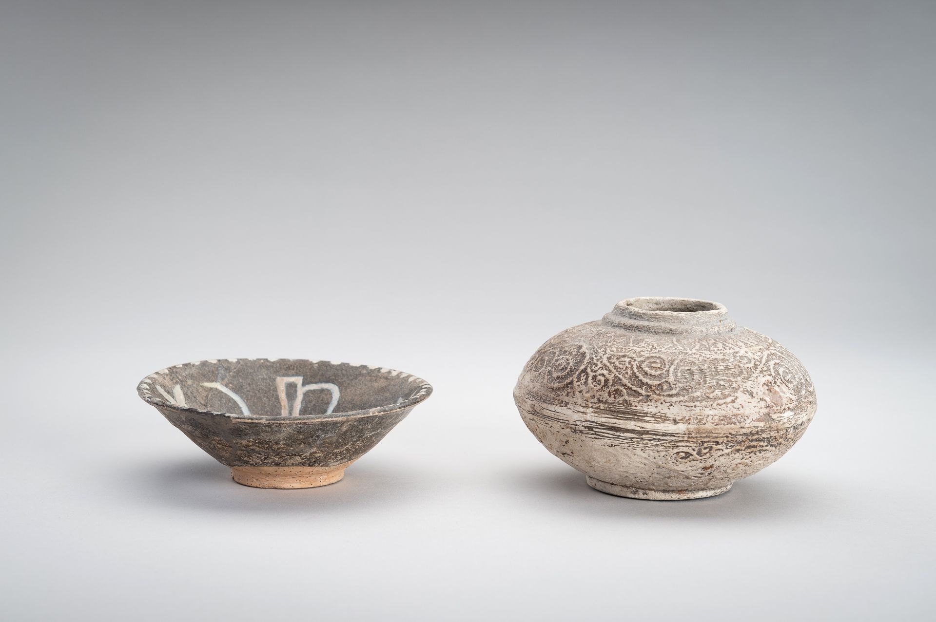 A LOT WITH TWO WESTERN ASIATIC-STYLE POTTERY ITEMS - Image 10 of 14