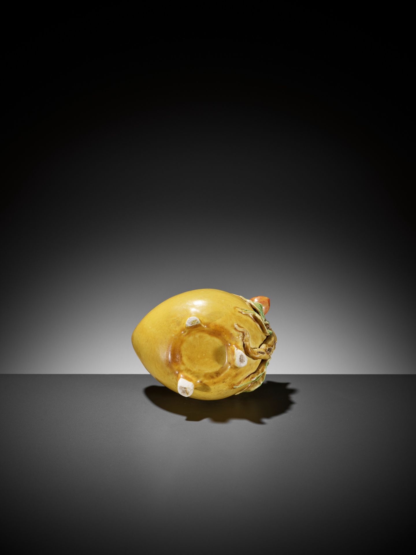 AN IMPERIAL YELLOW GLAZED PEACH-FORM WATER DROPPER, QING DYNASTY - Image 7 of 7