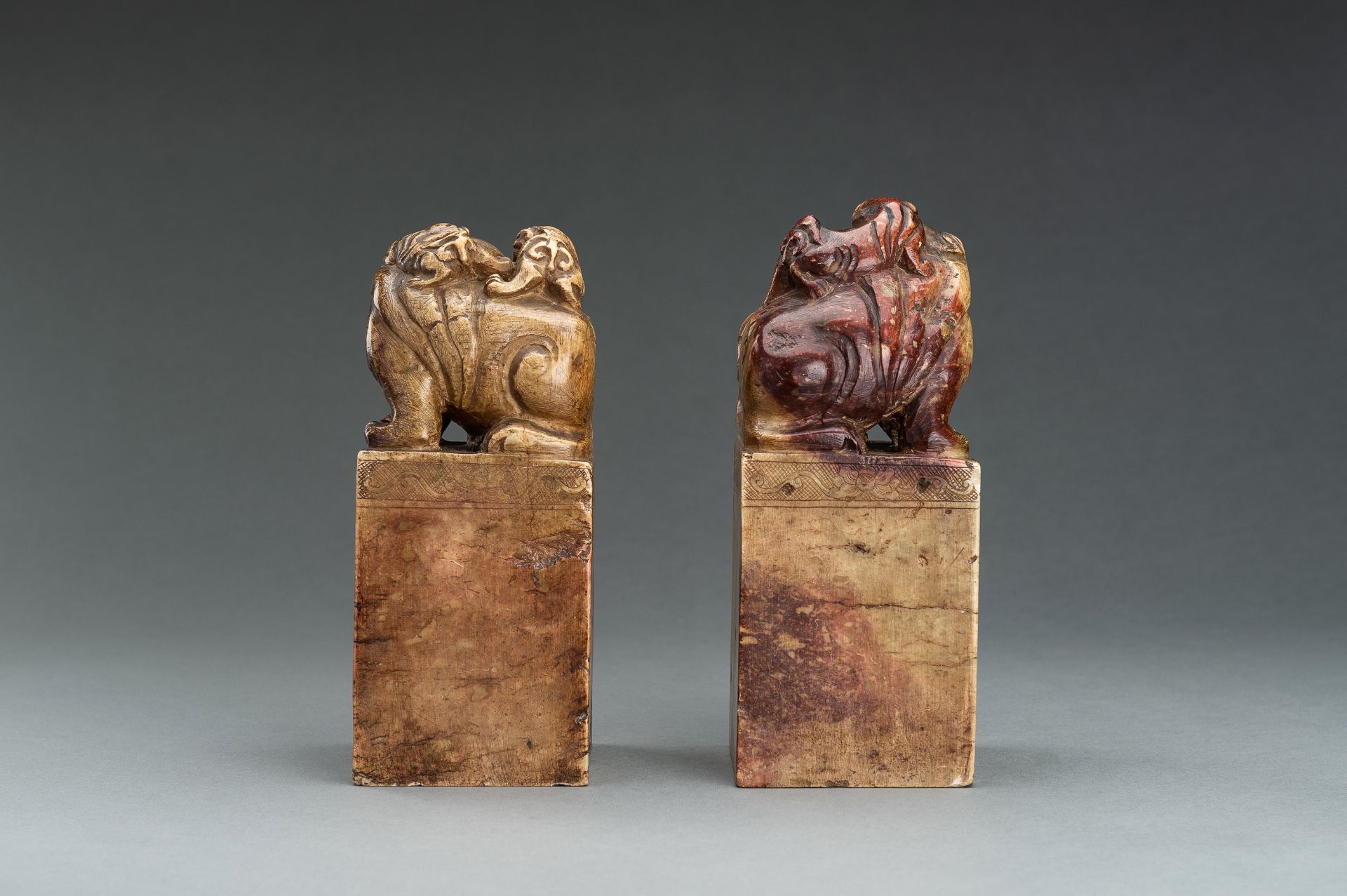 A LARGE PAIR OF 'BUDDHIST LIONS' SOAPSTONE SEALS - Image 3 of 22