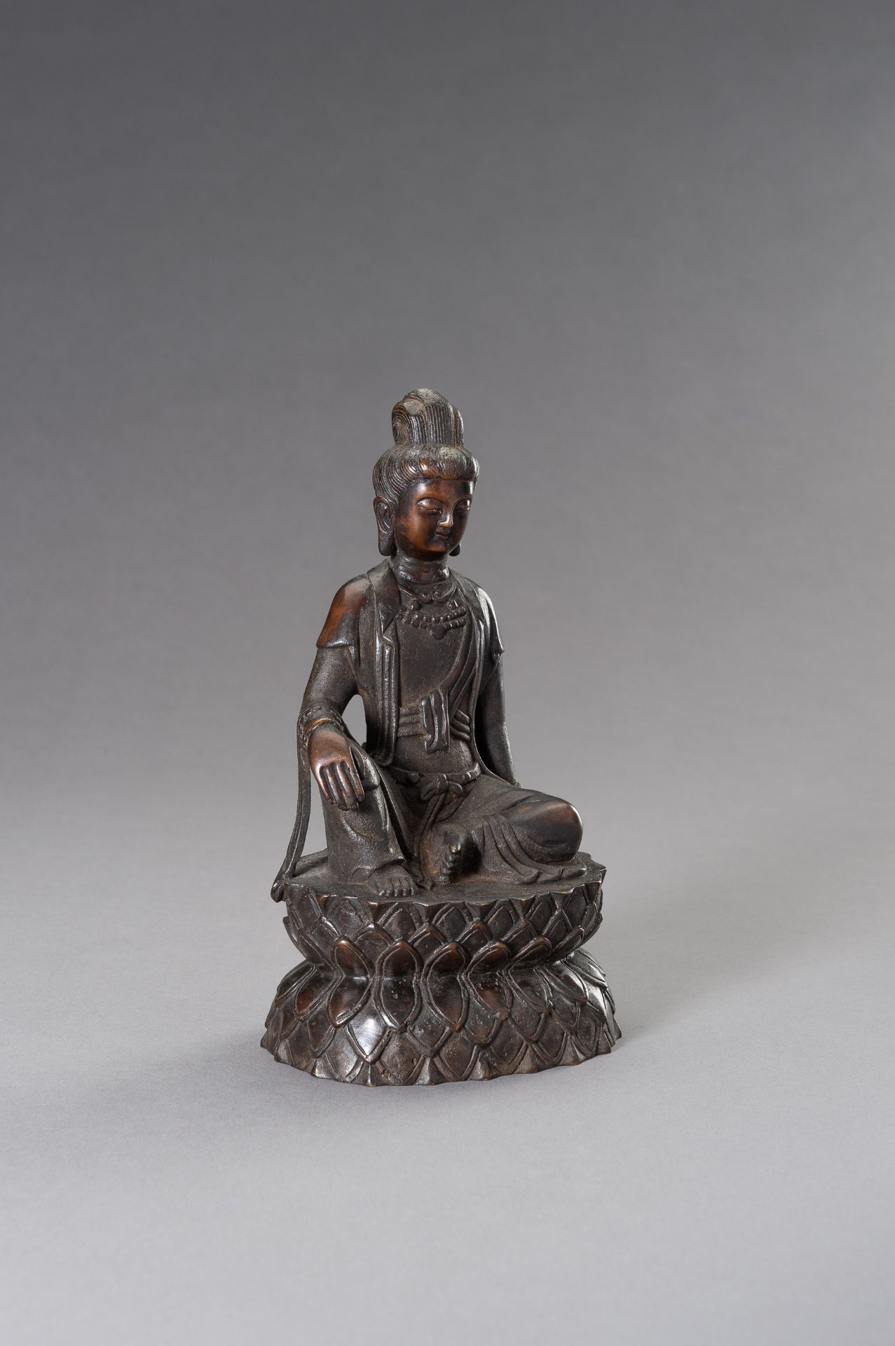 A BRONZE FIGURE OF GUANYIN, REPUBLIC PERIOD - Bild 2 aus 8