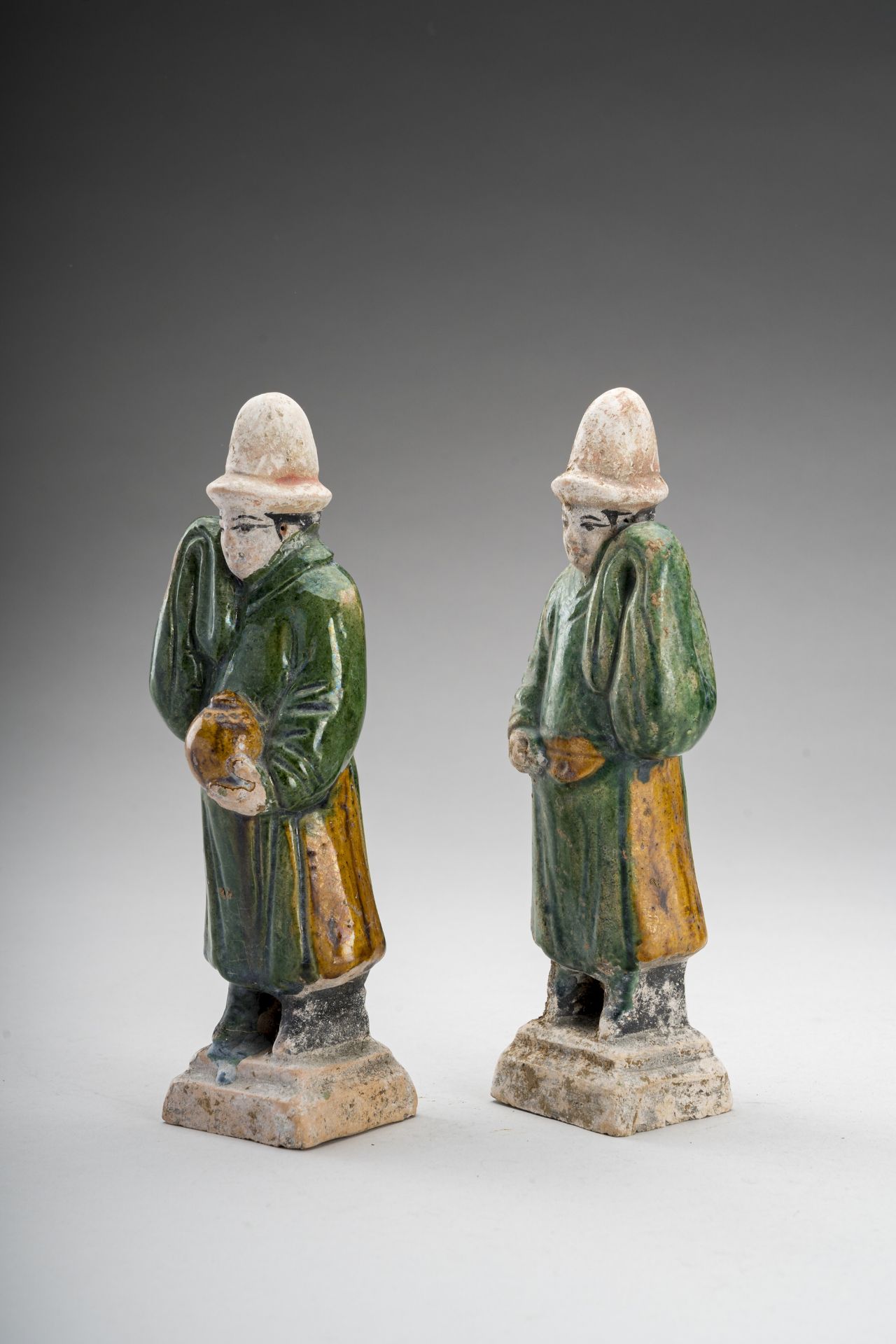 TWO SANCAI-GLAZED POTTERY FIGURES OF ATTENDANTS - Bild 2 aus 8